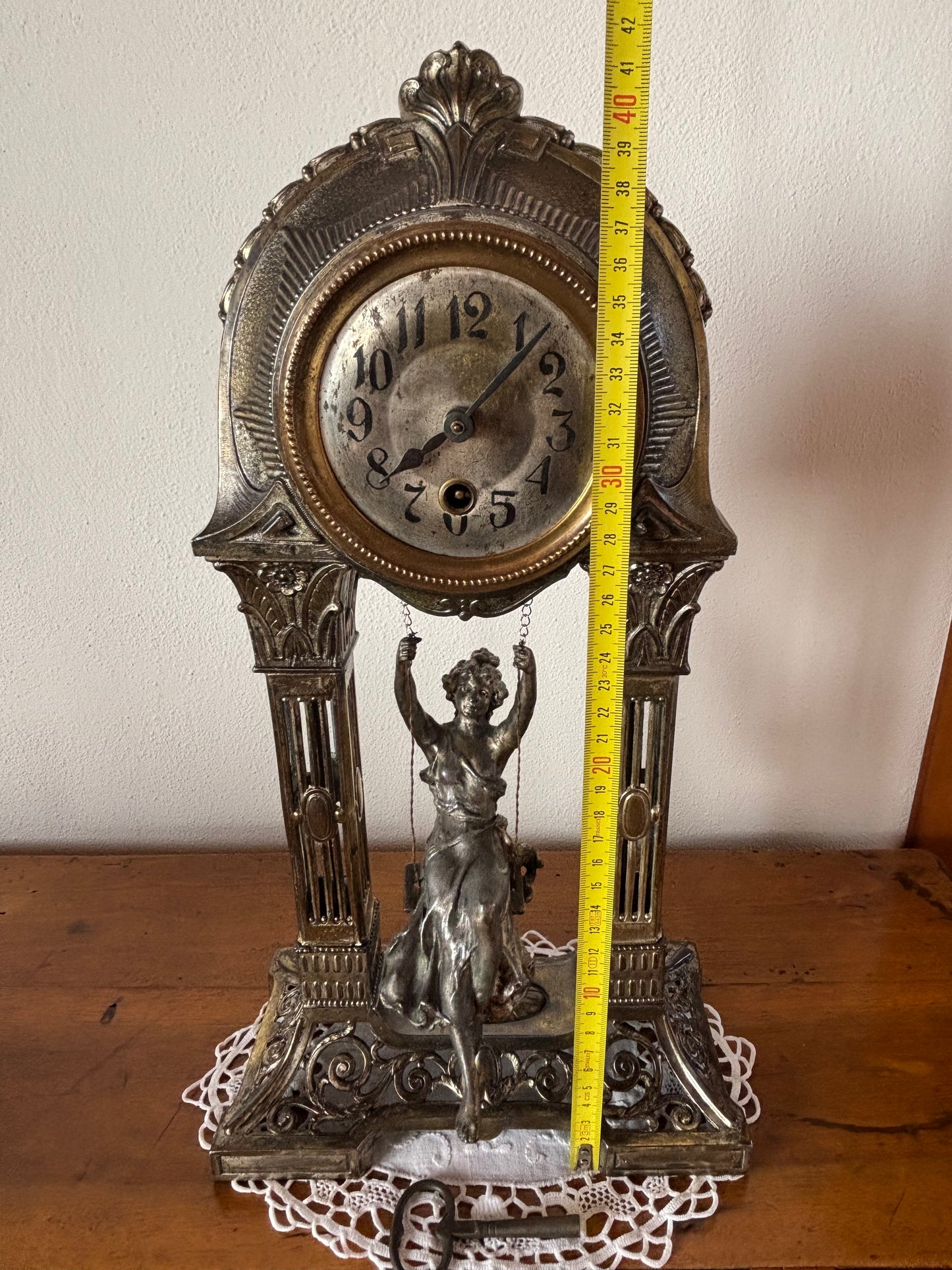 Orologio da Tavola a Portico Vintage con Donna su Altalena