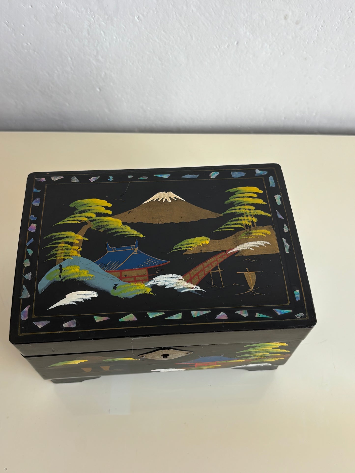 Portagioie giapponese vintage laccato con carillon funzionante – paesaggio con Monte Fuji