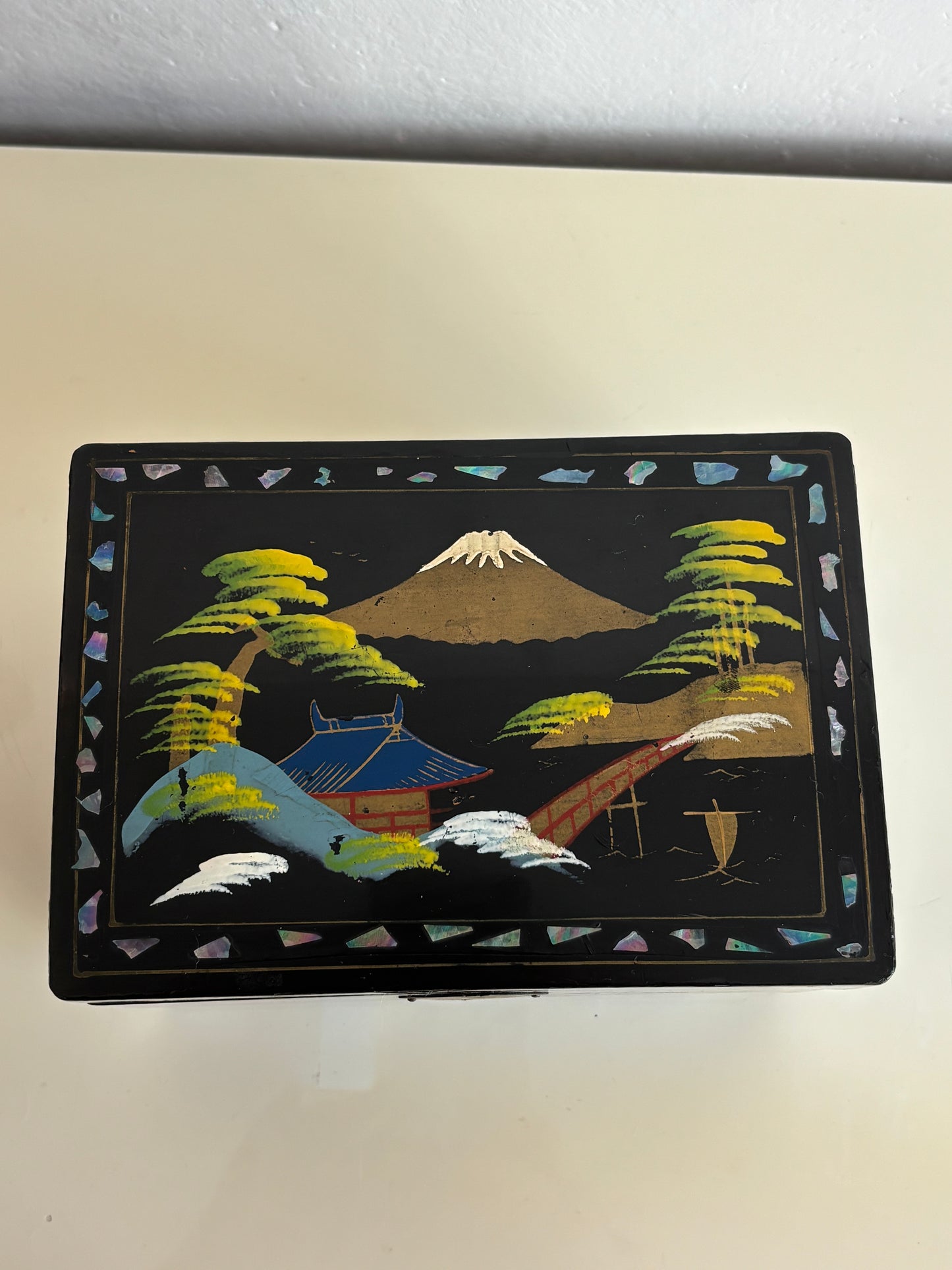 Portagioie giapponese vintage laccato con carillon funzionante – paesaggio con Monte Fuji