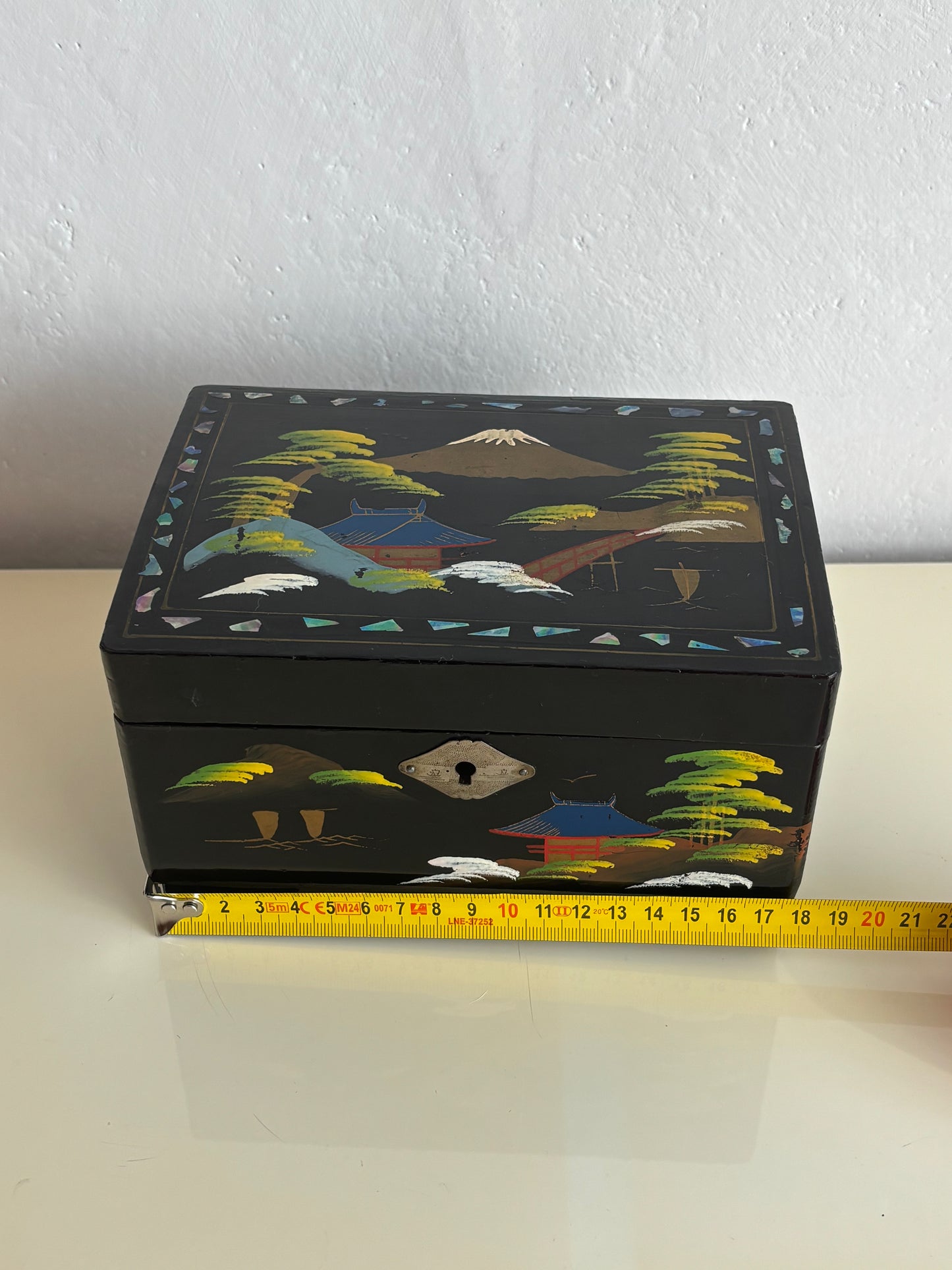 Portagioie giapponese vintage laccato con carillon funzionante – paesaggio con Monte Fuji