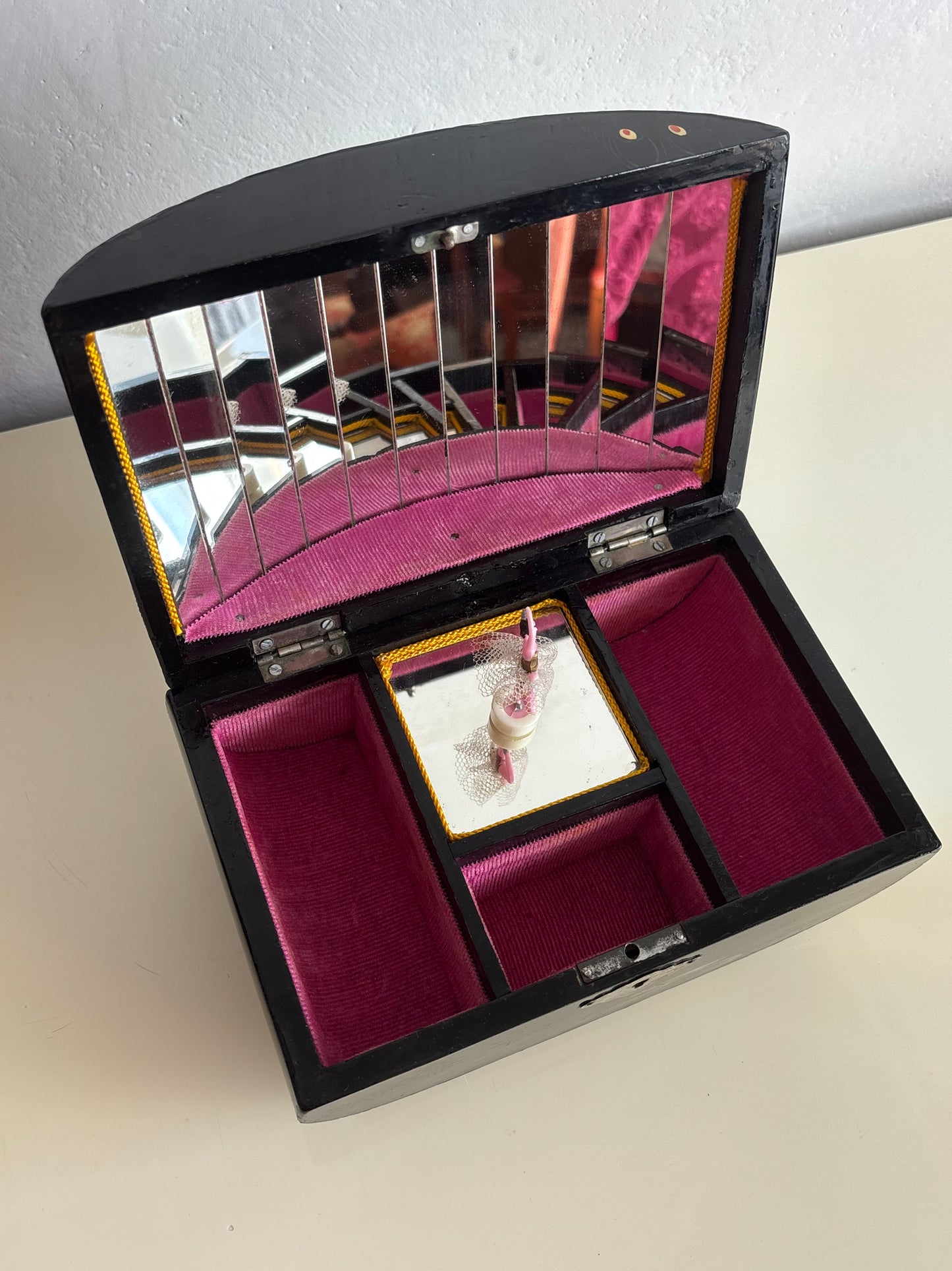 Portagioie giapponese vintage con pavone e ballerina magnetica