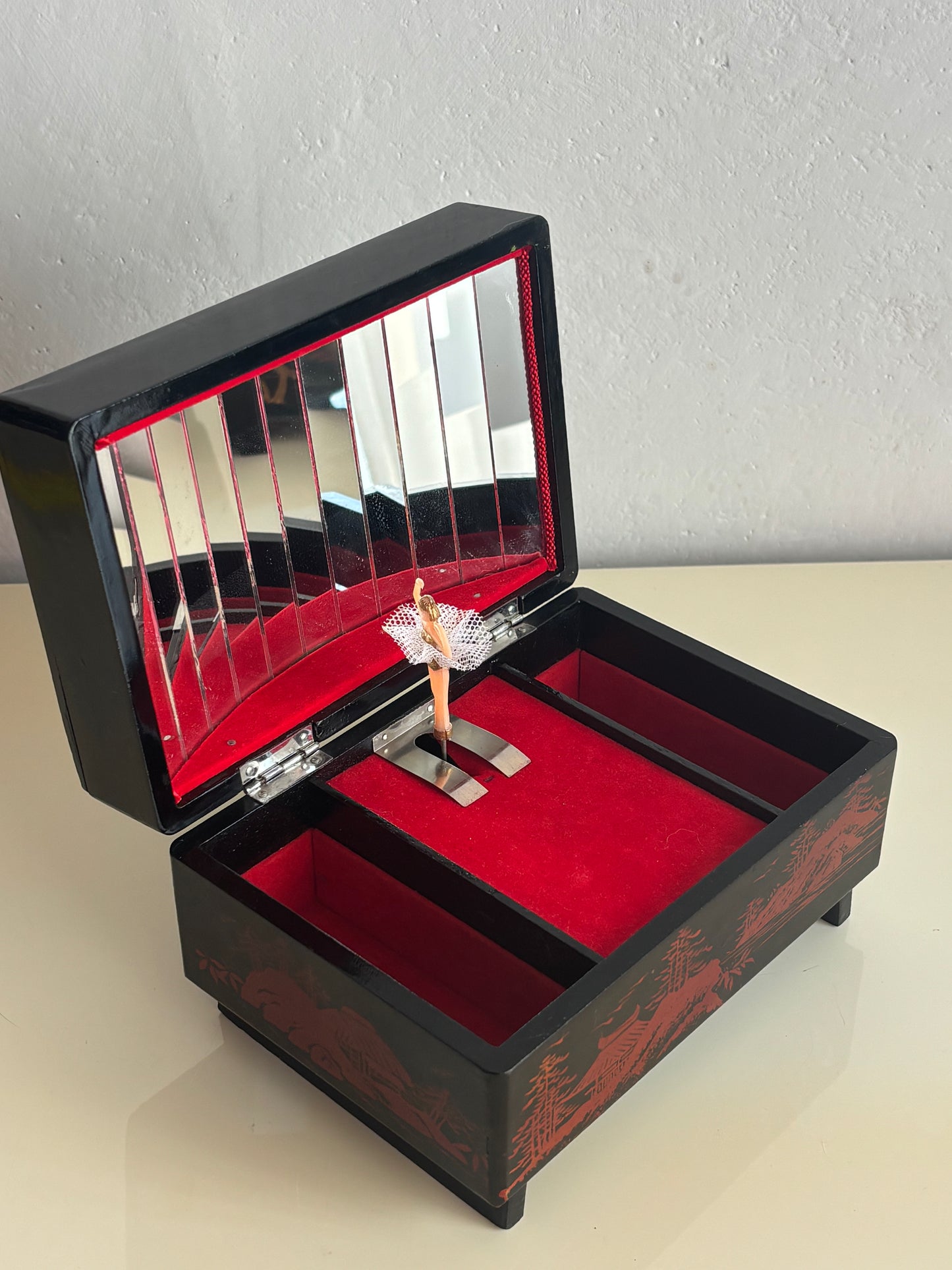 Portagioie giapponese vintage con carillon funzionante – lacca nera, velluto rosso e ballerina danzante