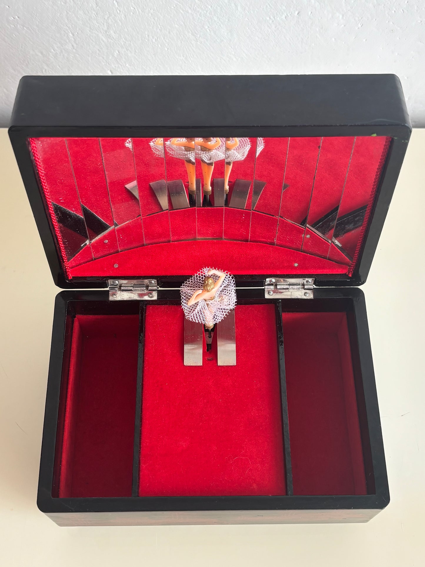 Portagioie giapponese vintage con carillon funzionante – lacca nera, velluto rosso e ballerina danzante