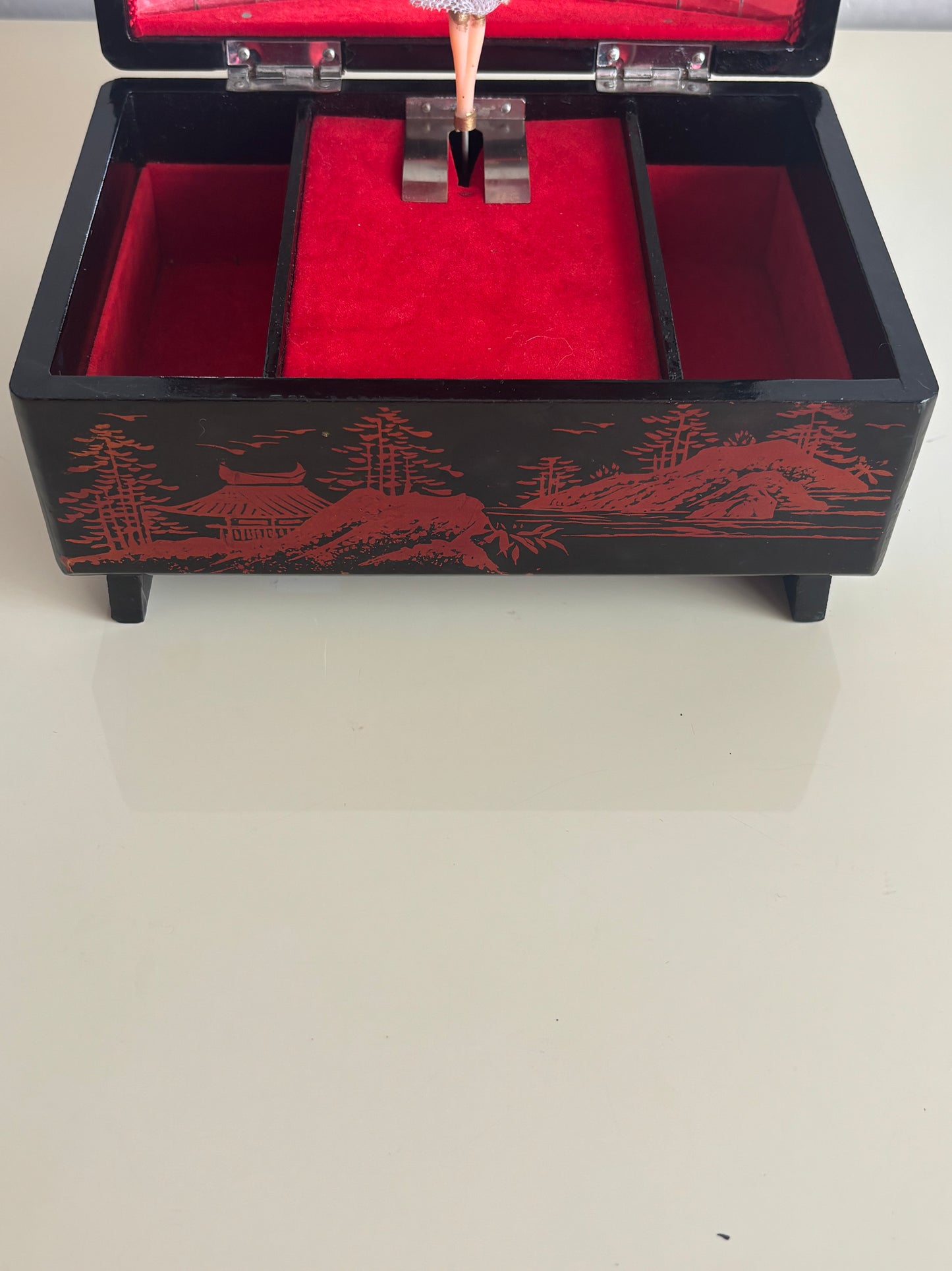 Portagioie giapponese vintage con carillon funzionante – lacca nera, velluto rosso e ballerina danzante