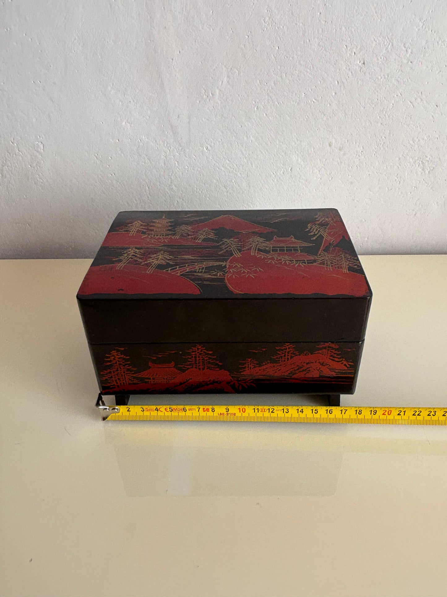 Portagioie giapponese vintage con carillon funzionante – lacca nera, velluto rosso e ballerina danzante