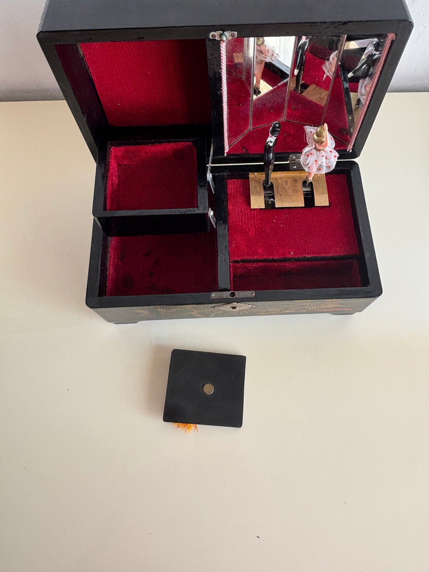 Portagioie giapponese vintage con carillon e coppia di ballerini