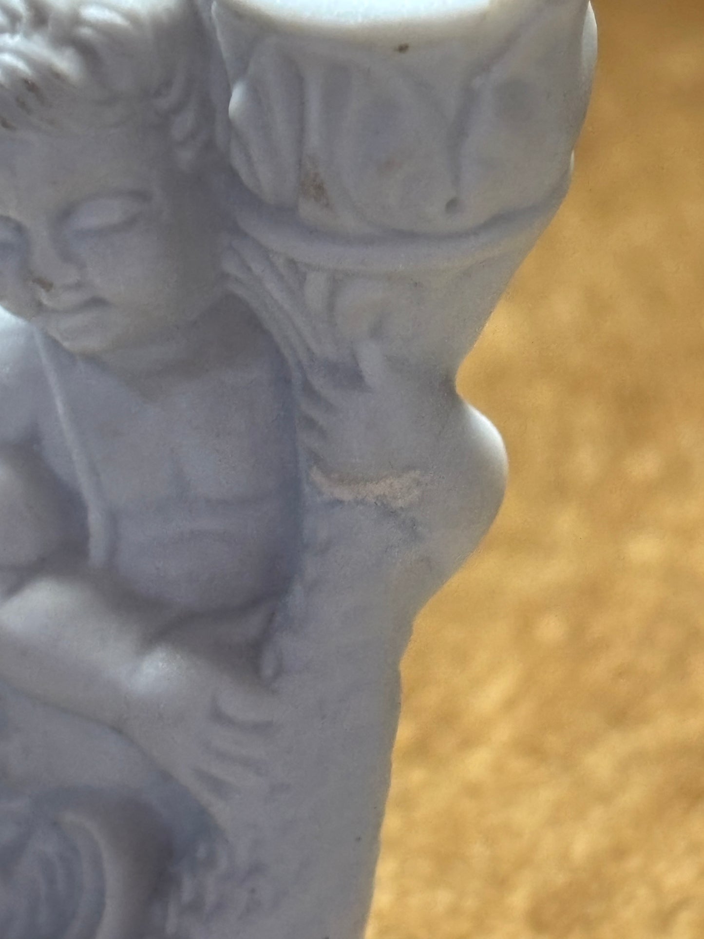 Piccola Statuetta Vintage in Ceramica con Due Putti