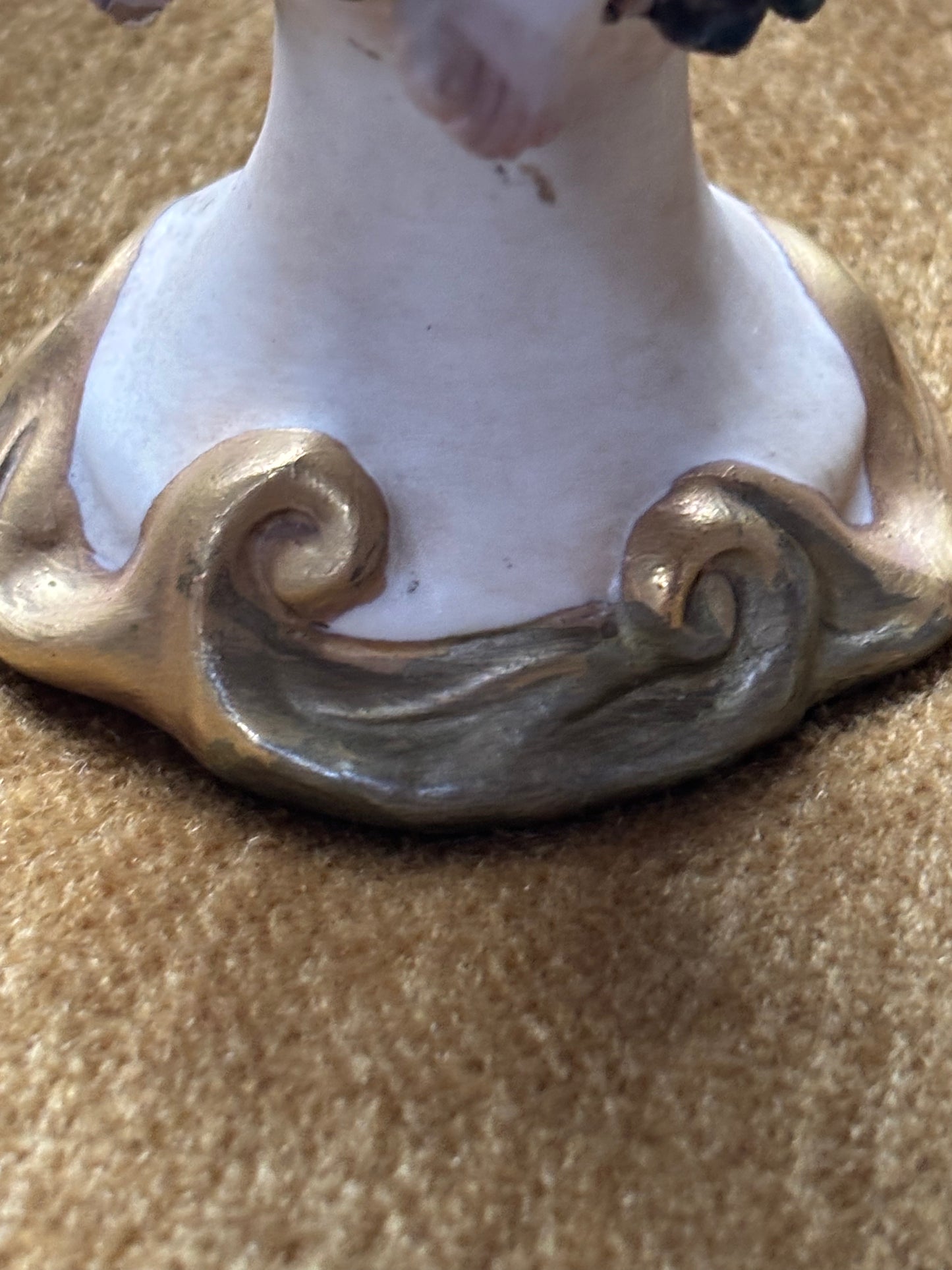 Statuetta di putto con coperta