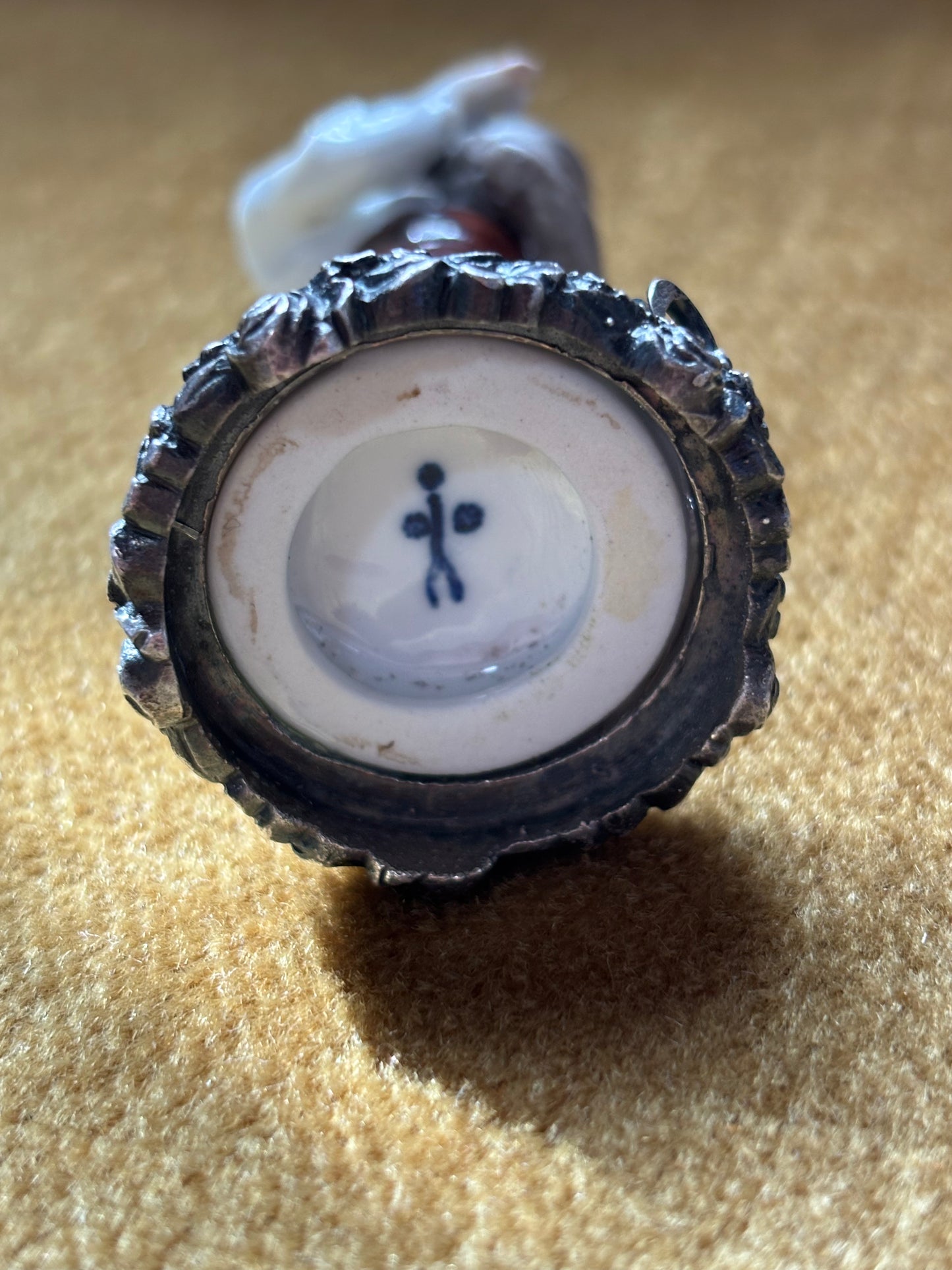 Statuetta di Postino in Ceramica con Base in Argento 800 – Pezzo Vintage da Collezione