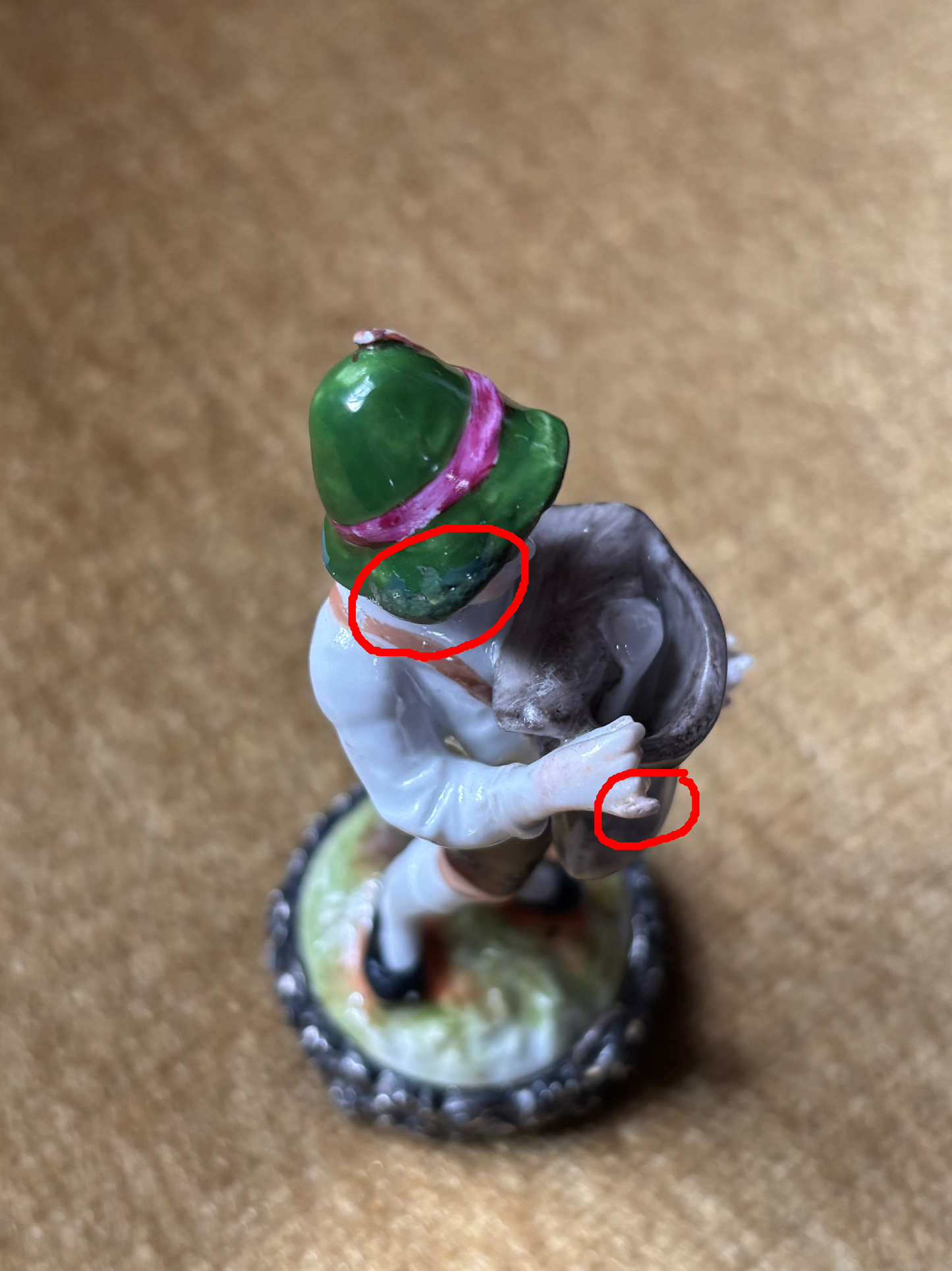 Statuetta di Postino in Ceramica con Base in Argento 800 – Pezzo Vintage da Collezione
