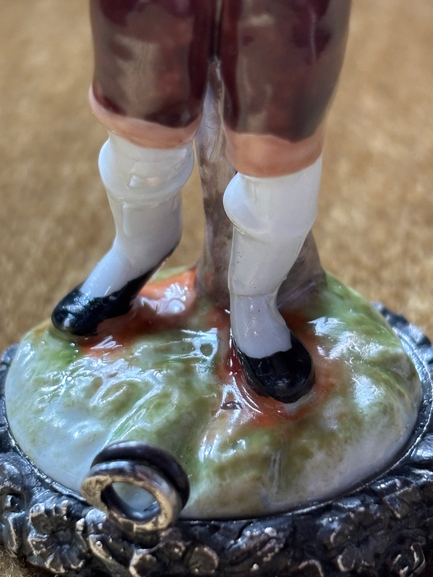 Statuetta di Postino in Ceramica con Base in Argento 800 – Pezzo Vintage da Collezione
