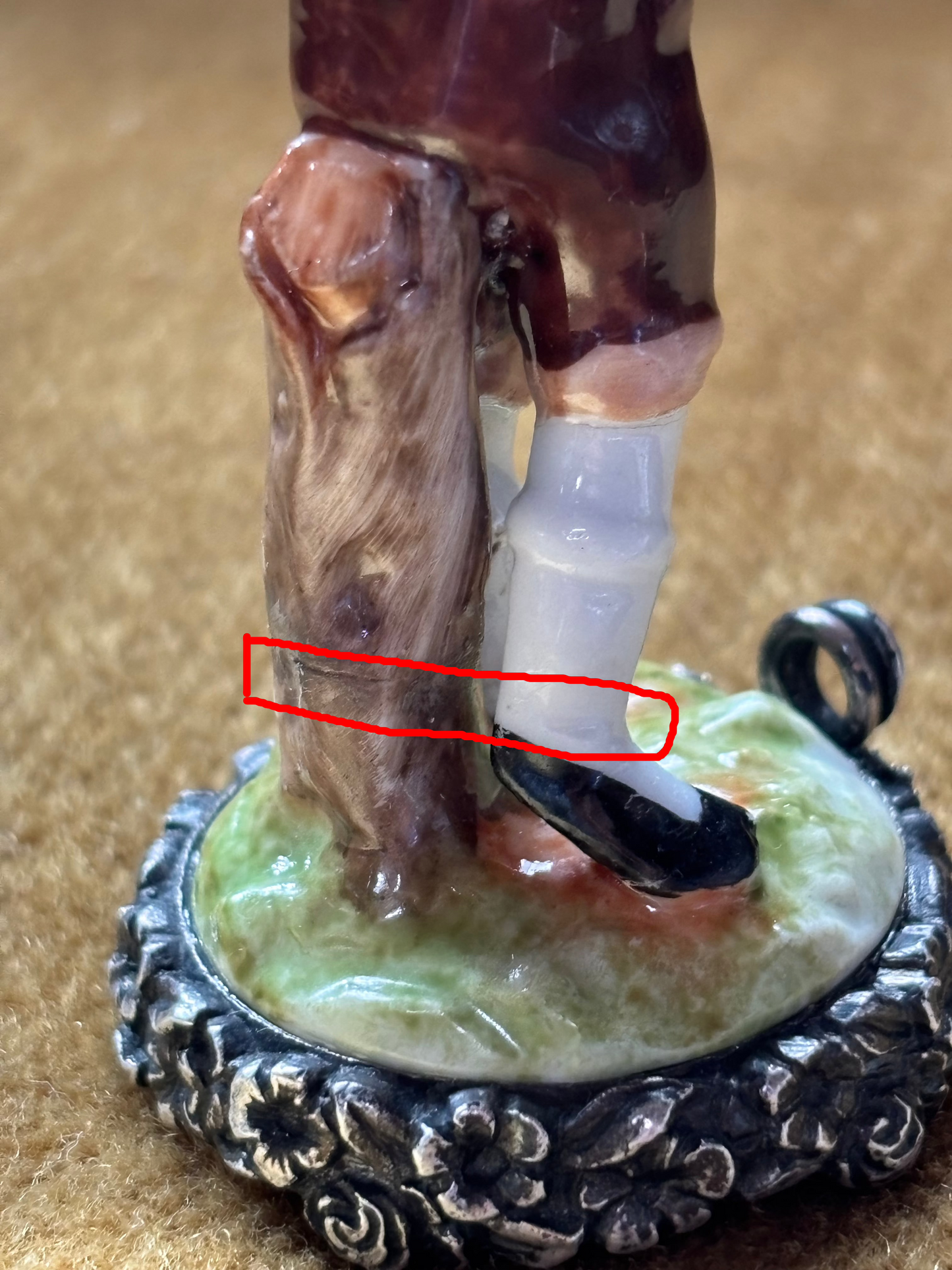 Statuetta di Postino in Ceramica con Base in Argento 800 – Pezzo Vintage da Collezione