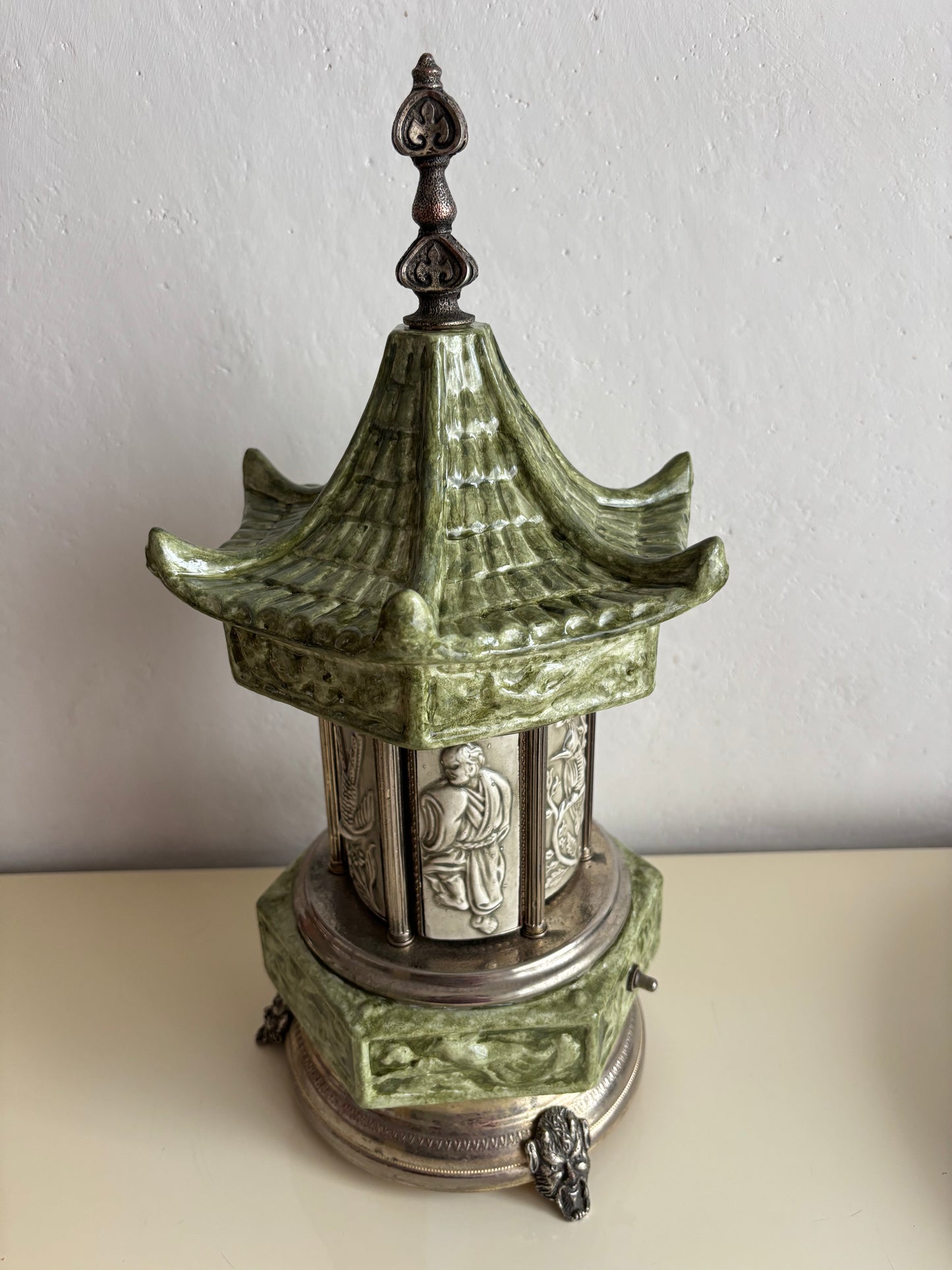 Portasigarette Musicale in Ceramica a Forma di Pagoda