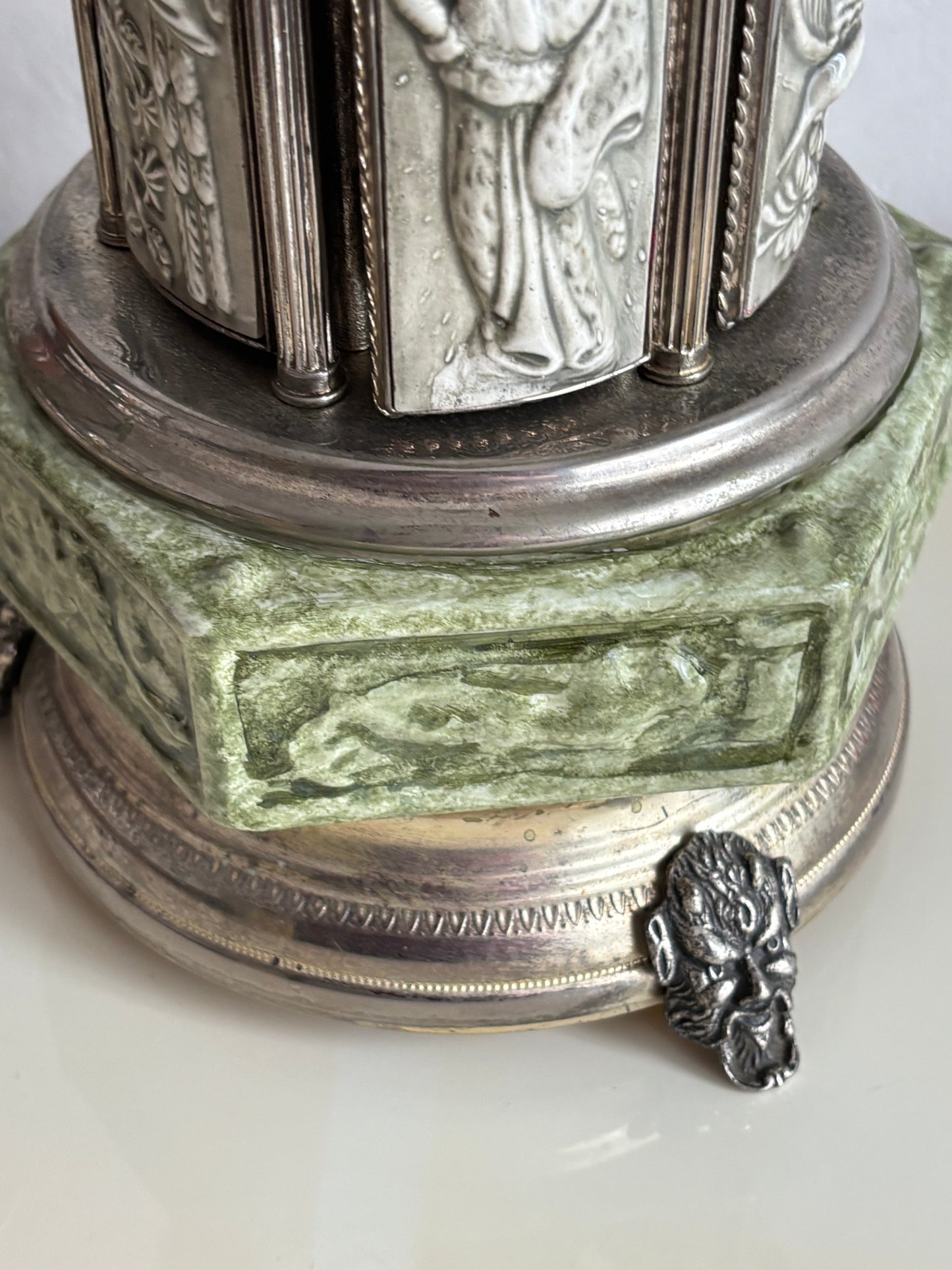 Portasigarette Musicale in Ceramica a Forma di Pagoda