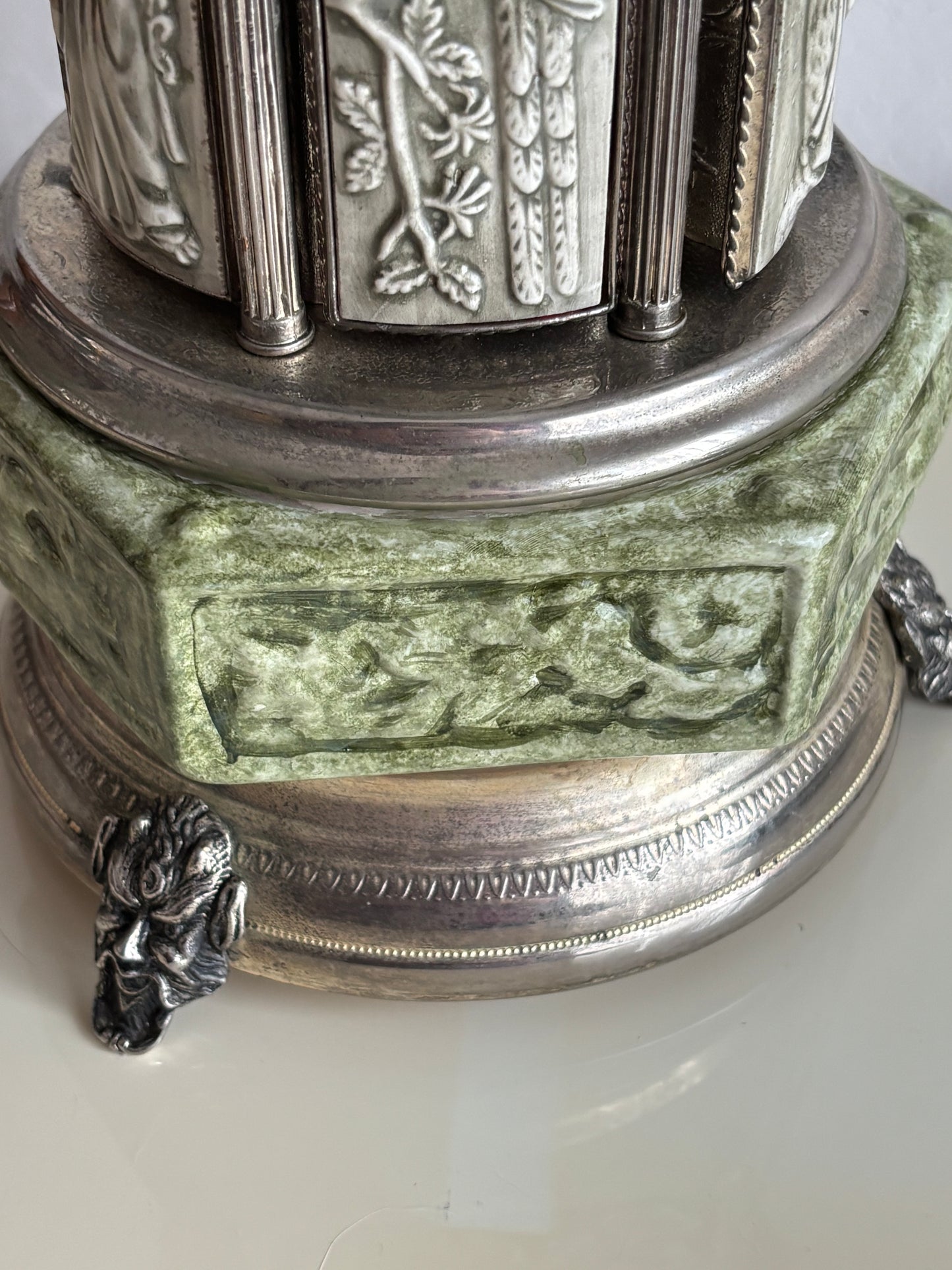 Portasigarette Musicale in Ceramica a Forma di Pagoda