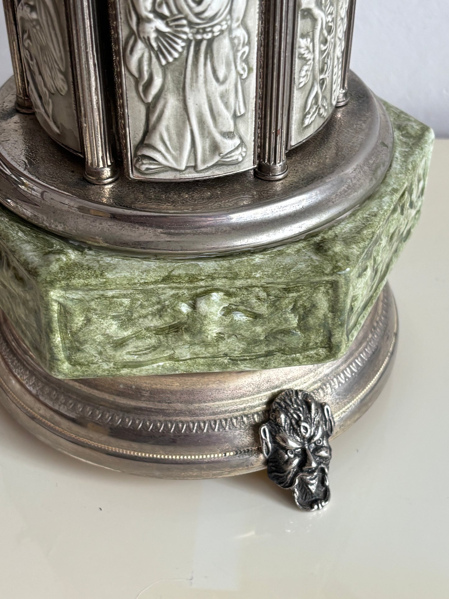 Portasigarette Musicale in Ceramica a Forma di Pagoda