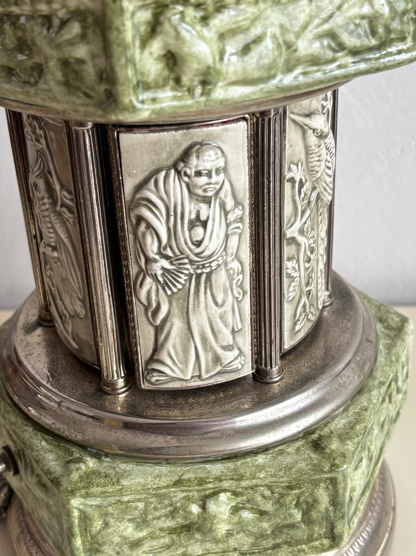 Portasigarette Musicale in Ceramica a Forma di Pagoda