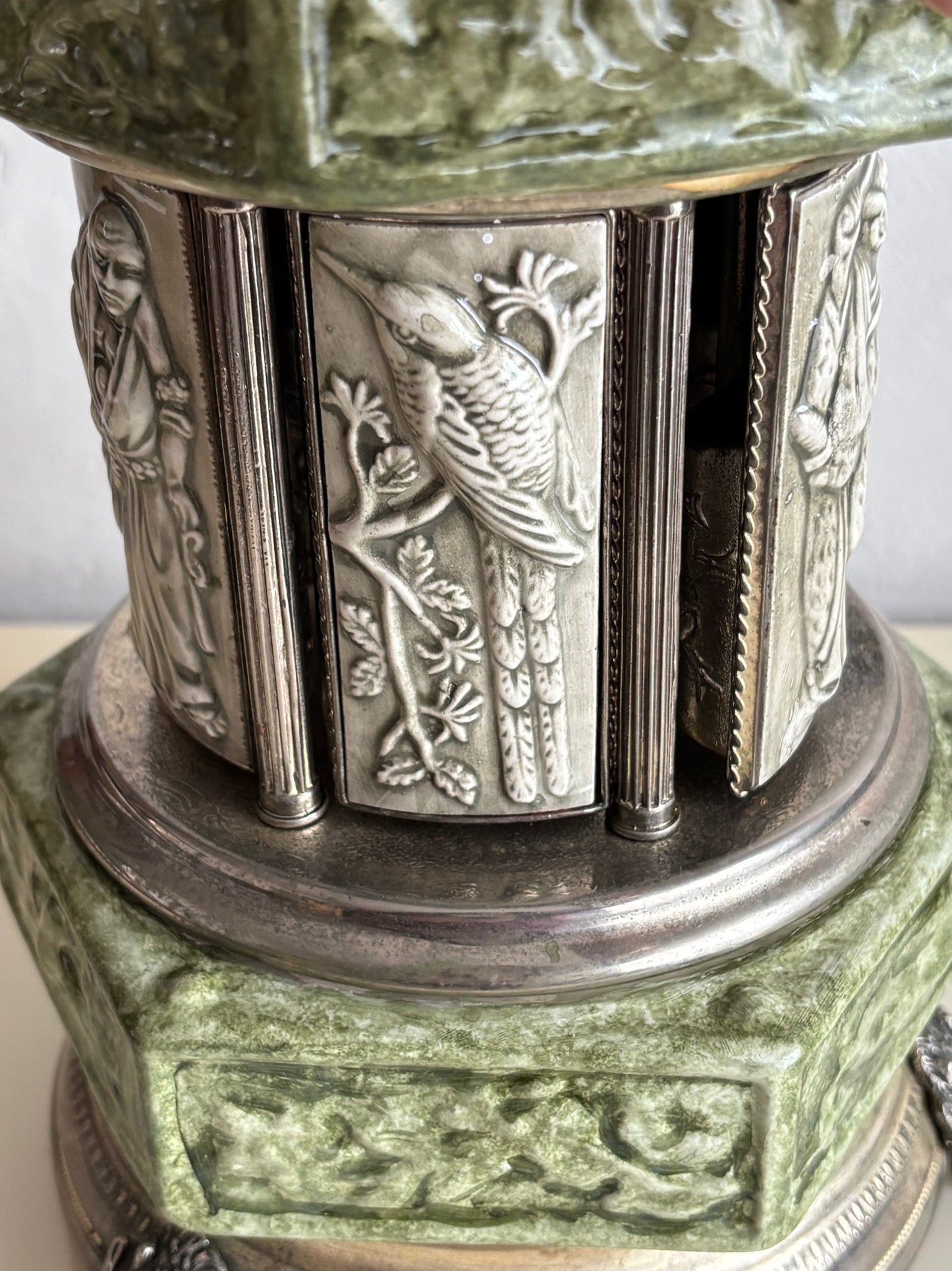 Portasigarette Musicale in Ceramica a Forma di Pagoda