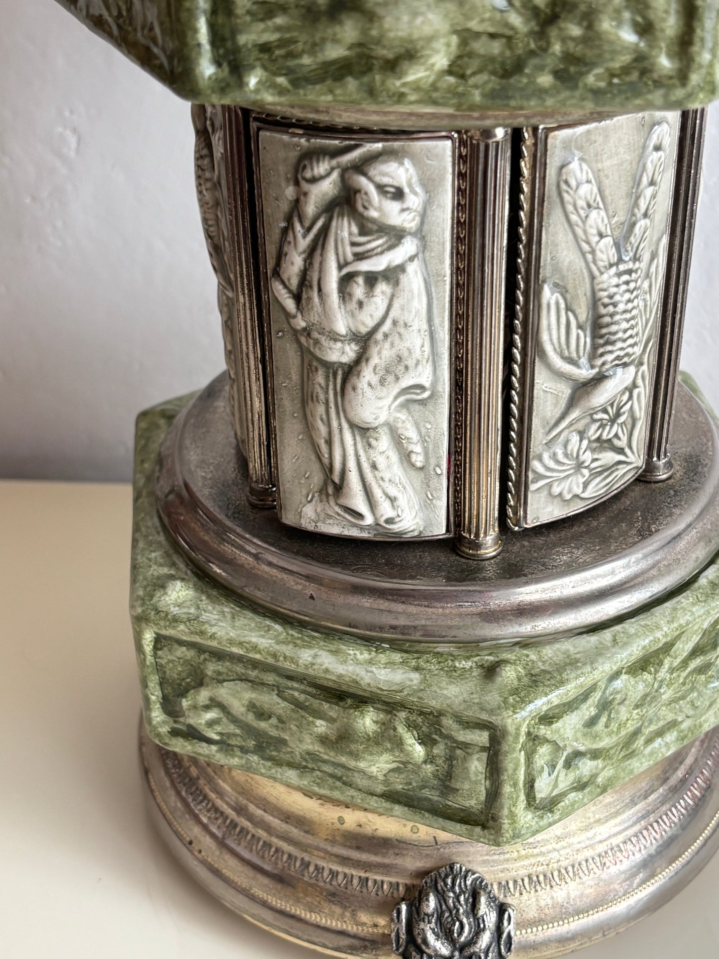 Portasigarette Musicale in Ceramica a Forma di Pagoda