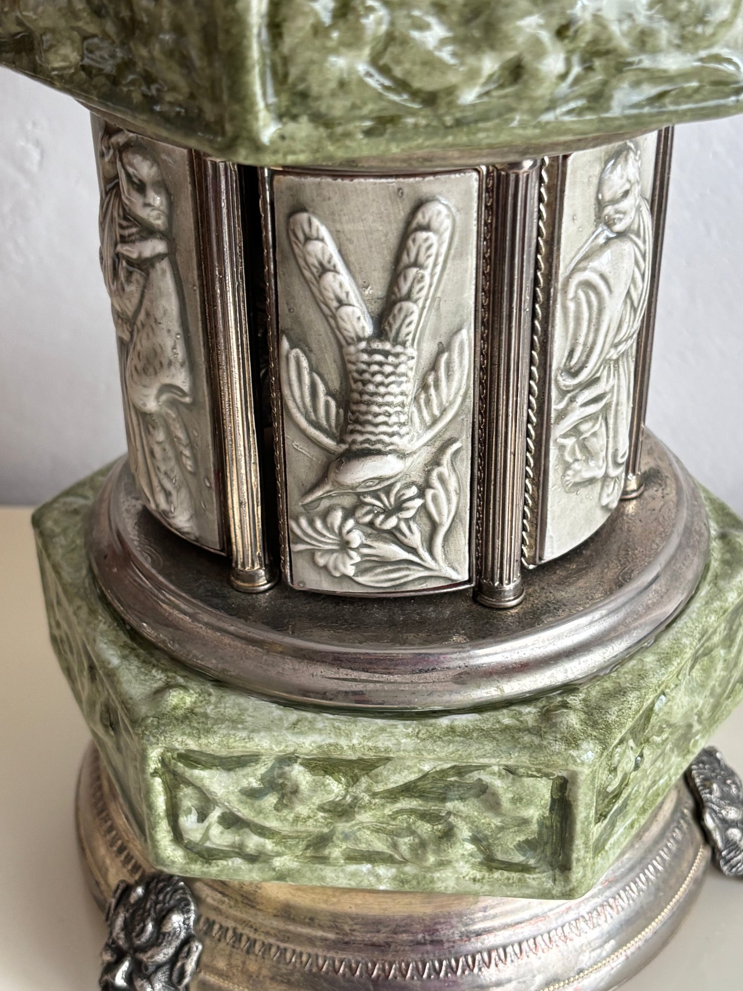 Portasigarette Musicale in Ceramica a Forma di Pagoda