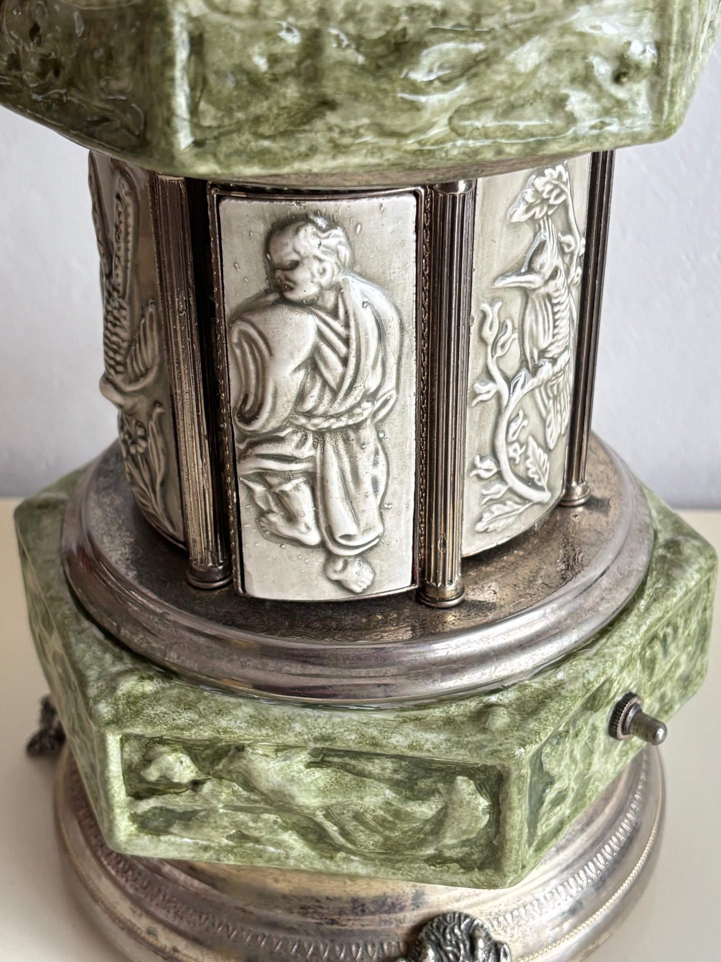Portasigarette Musicale in Ceramica a Forma di Pagoda
