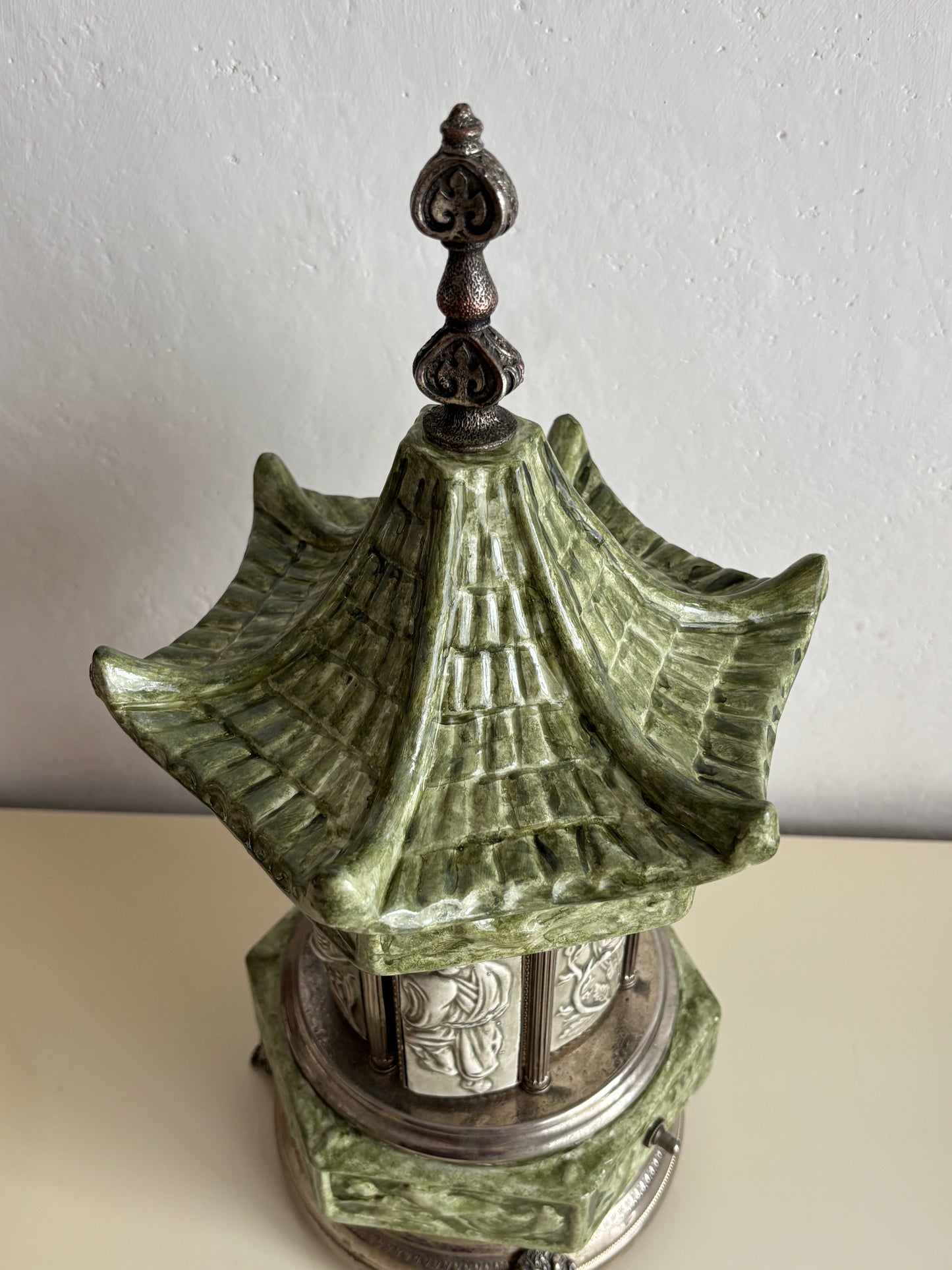 Portasigarette Musicale in Ceramica a Forma di Pagoda