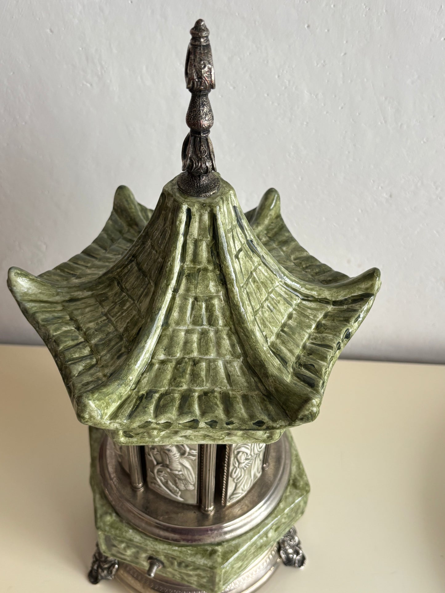 Portasigarette Musicale in Ceramica a Forma di Pagoda