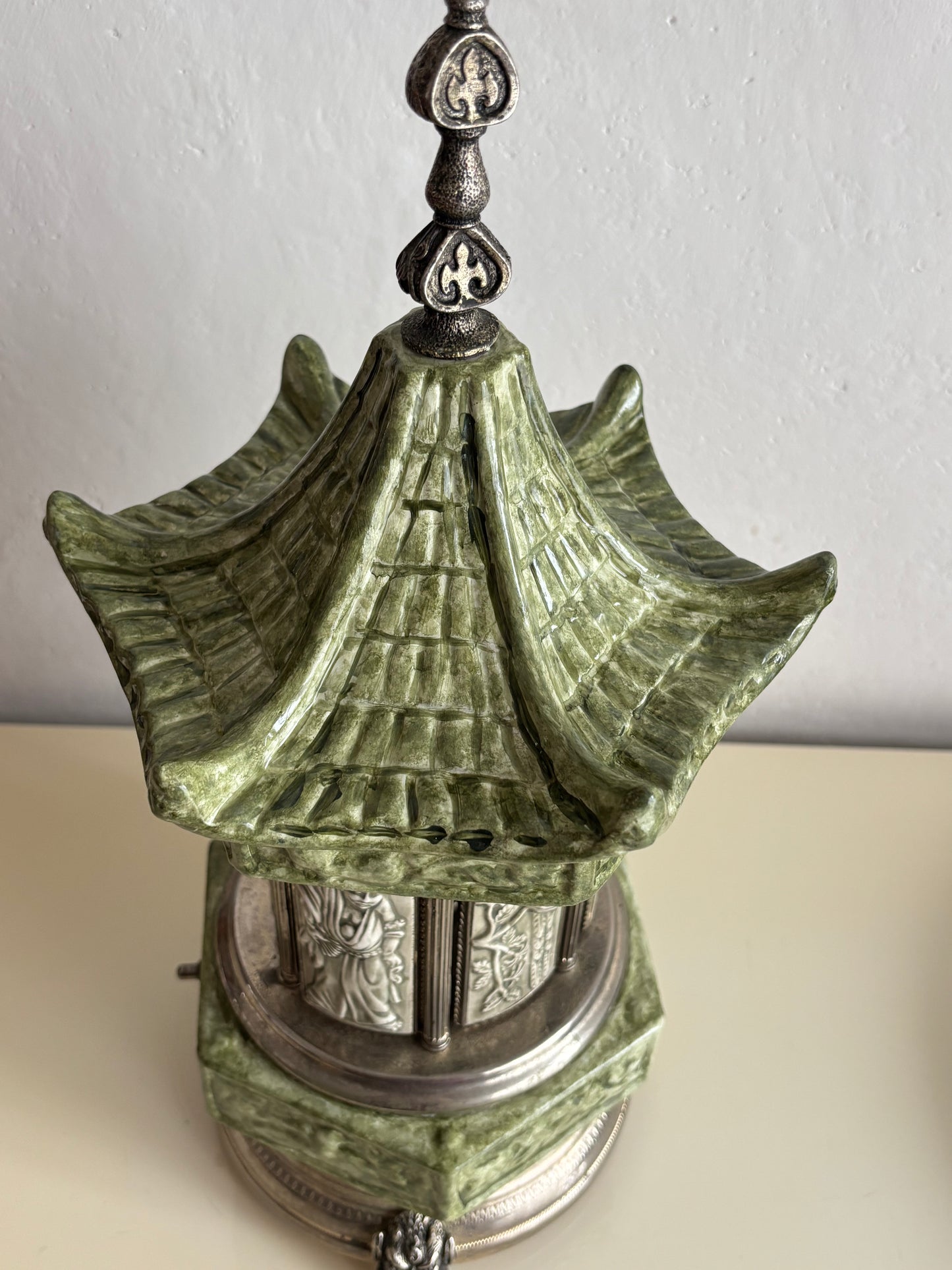 Portasigarette Musicale in Ceramica a Forma di Pagoda