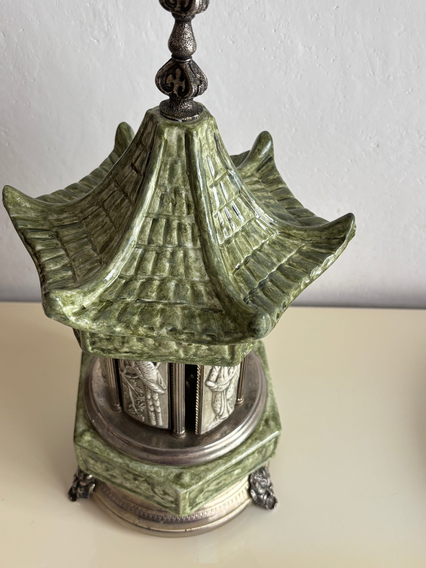 Portasigarette Musicale in Ceramica a Forma di Pagoda