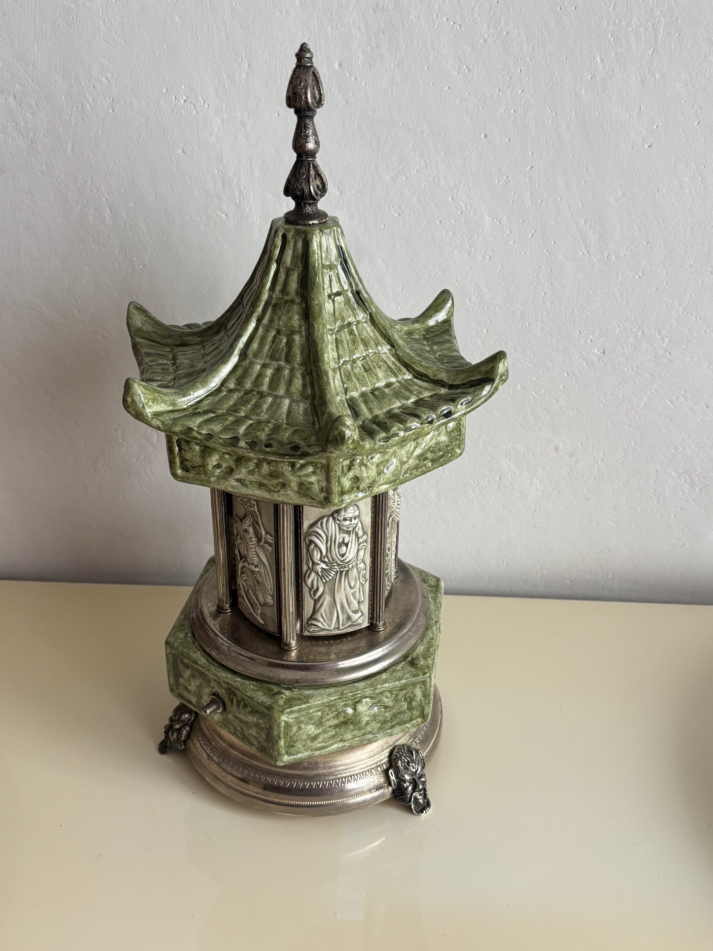 Portasigarette Musicale in Ceramica a Forma di Pagoda