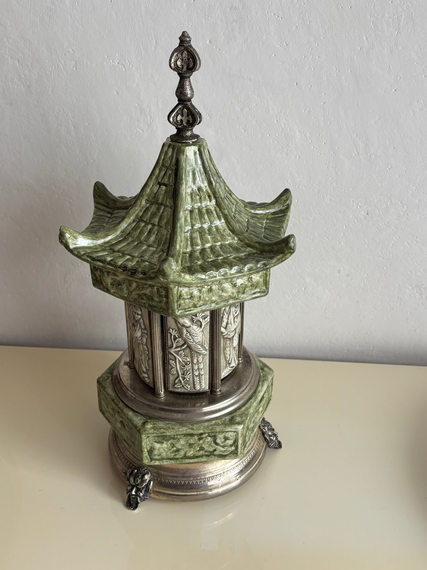 Portasigarette Musicale in Ceramica a Forma di Pagoda