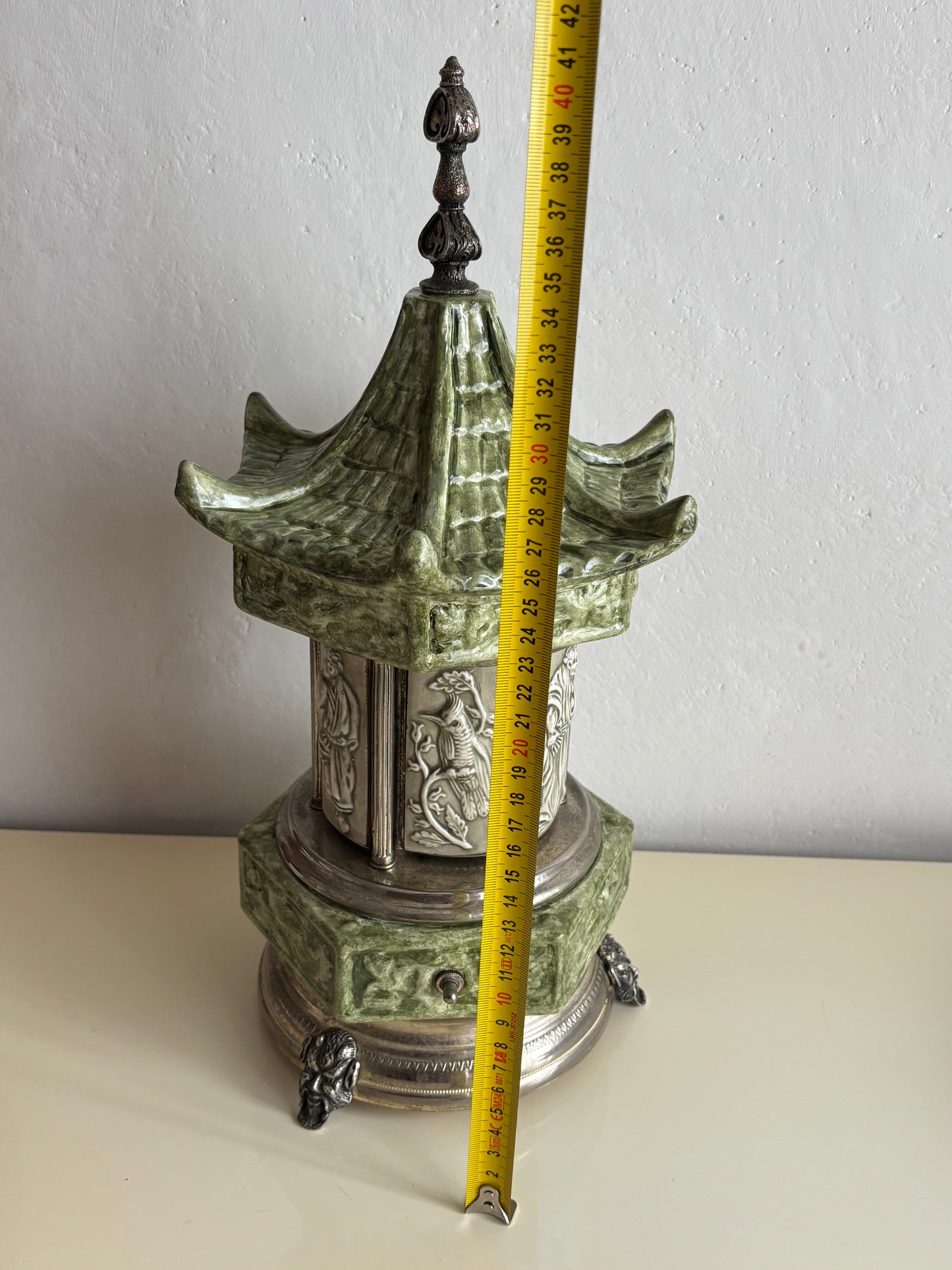 Portasigarette Musicale in Ceramica a Forma di Pagoda