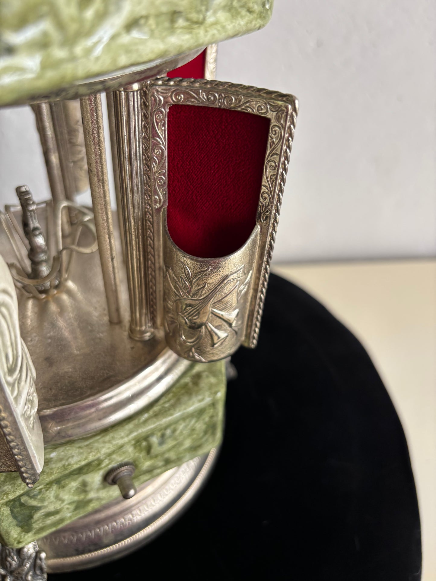 Portasigarette Musicale in Ceramica a Forma di Pagoda