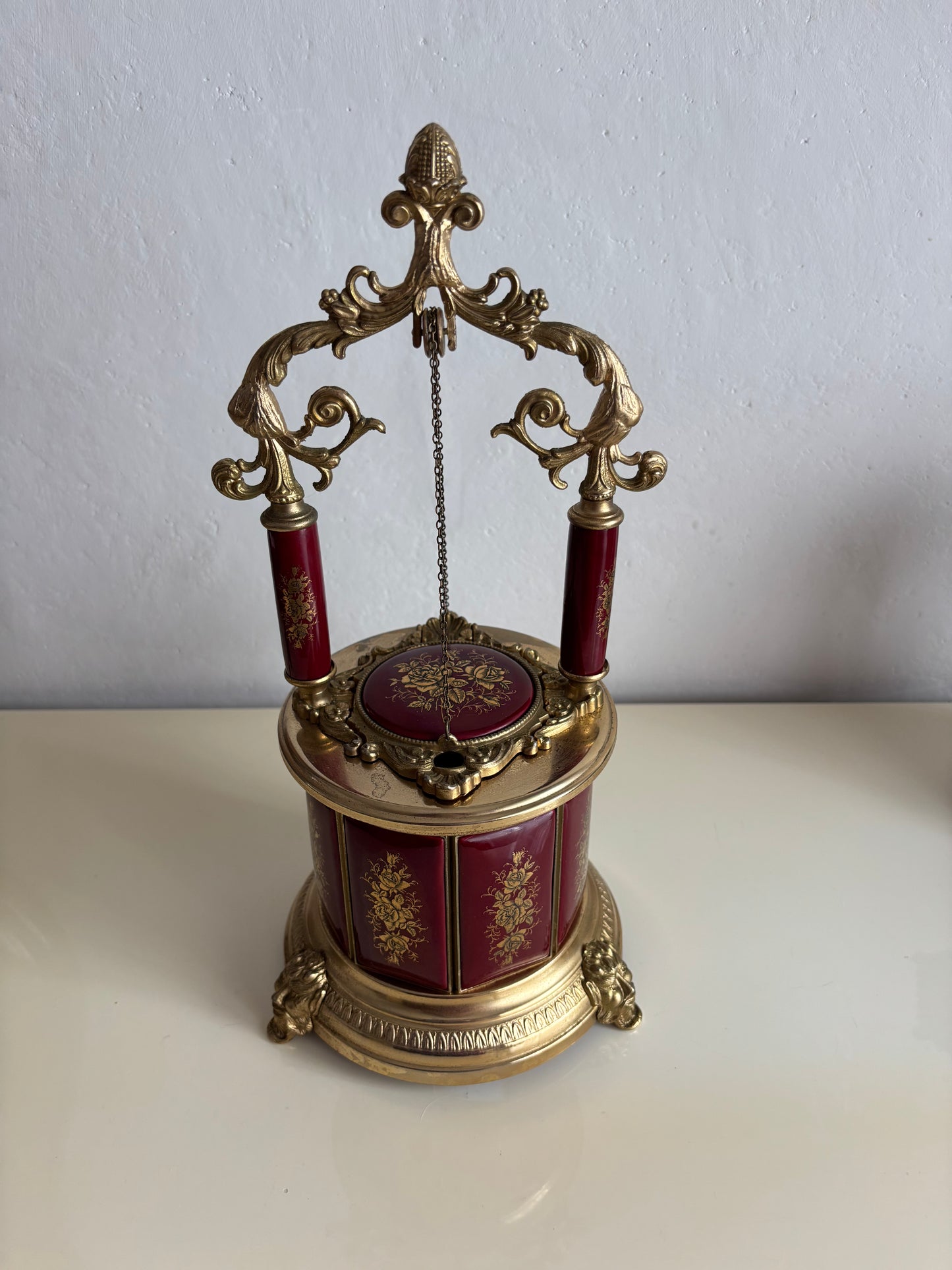 Brunnenförmiger Zigarettenspender mit funktionierender Spieluhr und Rotationsmechanismus