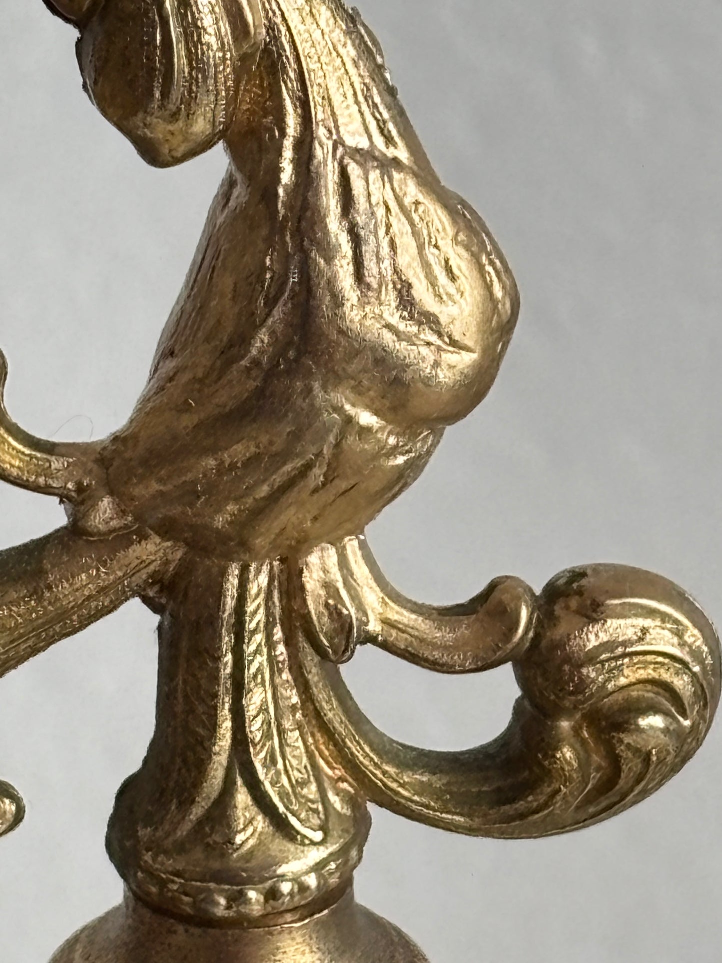 Brunnenförmiger Zigarettenspender mit funktionierender Spieluhr und Rotationsmechanismus