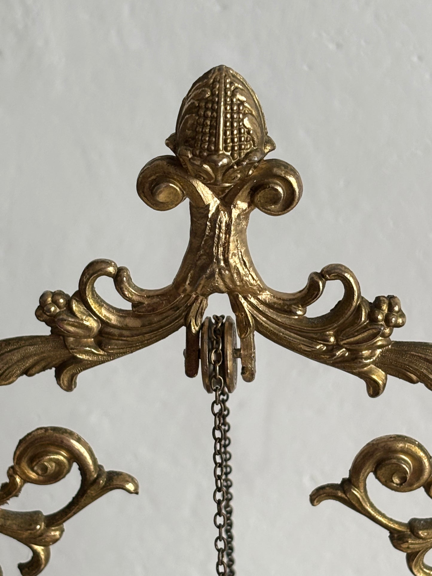 Brunnenförmiger Zigarettenspender mit funktionierender Spieluhr und Rotationsmechanismus