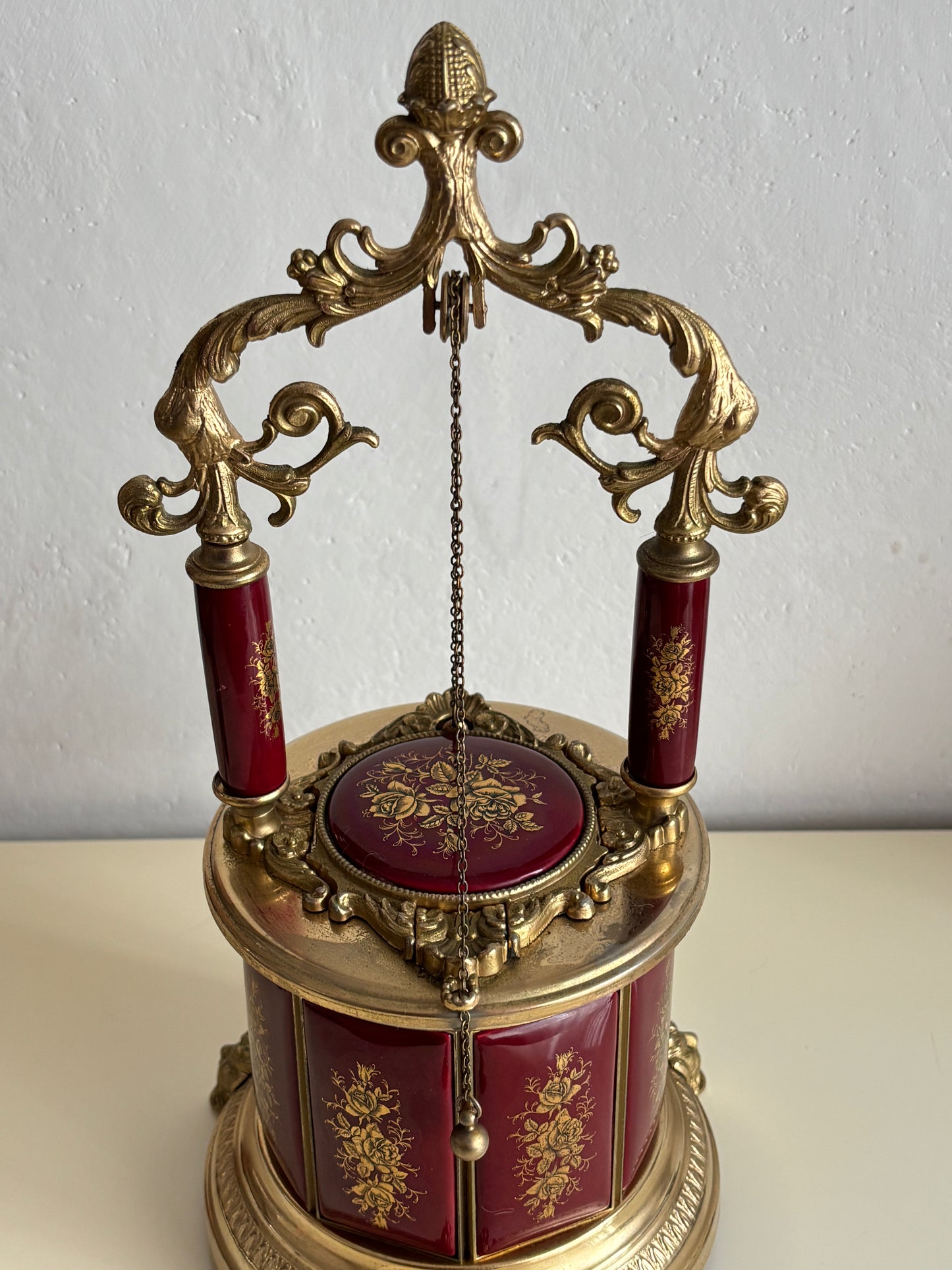 Brunnenförmiger Zigarettenspender mit funktionierender Spieluhr und Rotationsmechanismus