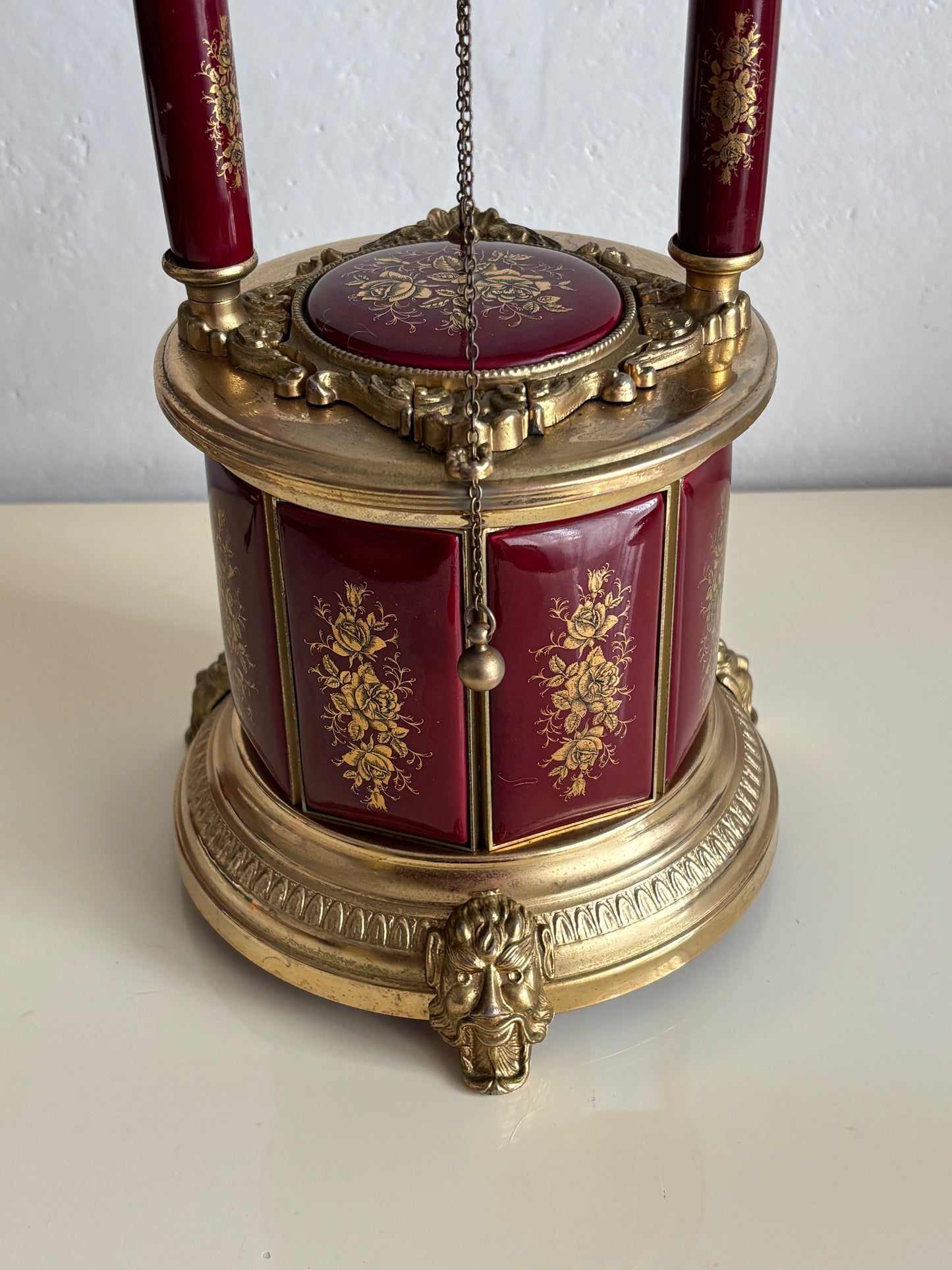 Brunnenförmiger Zigarettenspender mit funktionierender Spieluhr und Rotationsmechanismus