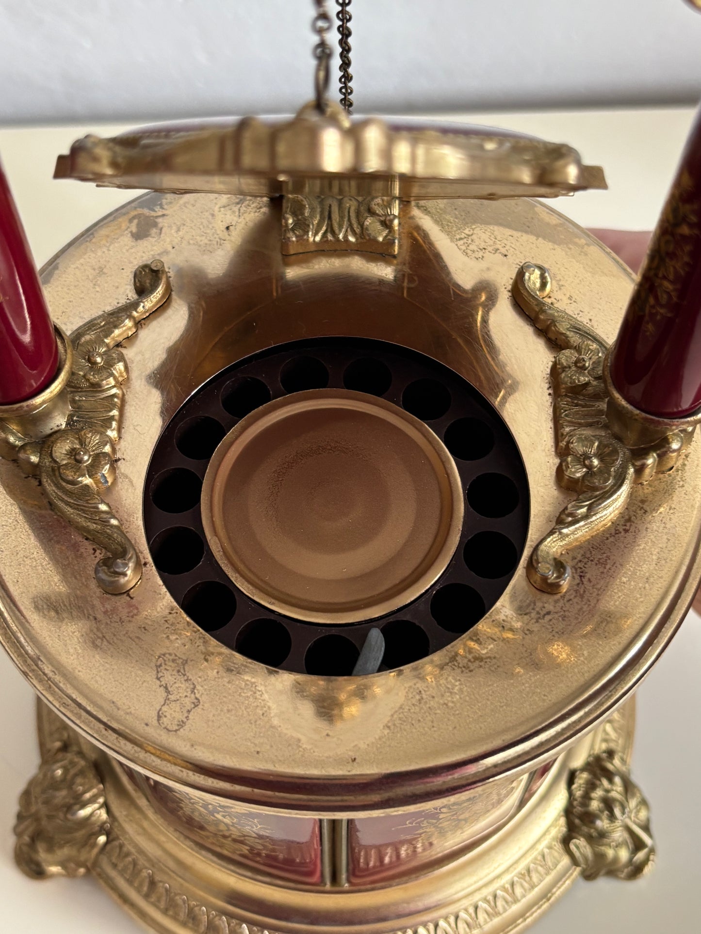 Brunnenförmiger Zigarettenspender mit funktionierender Spieluhr und Rotationsmechanismus