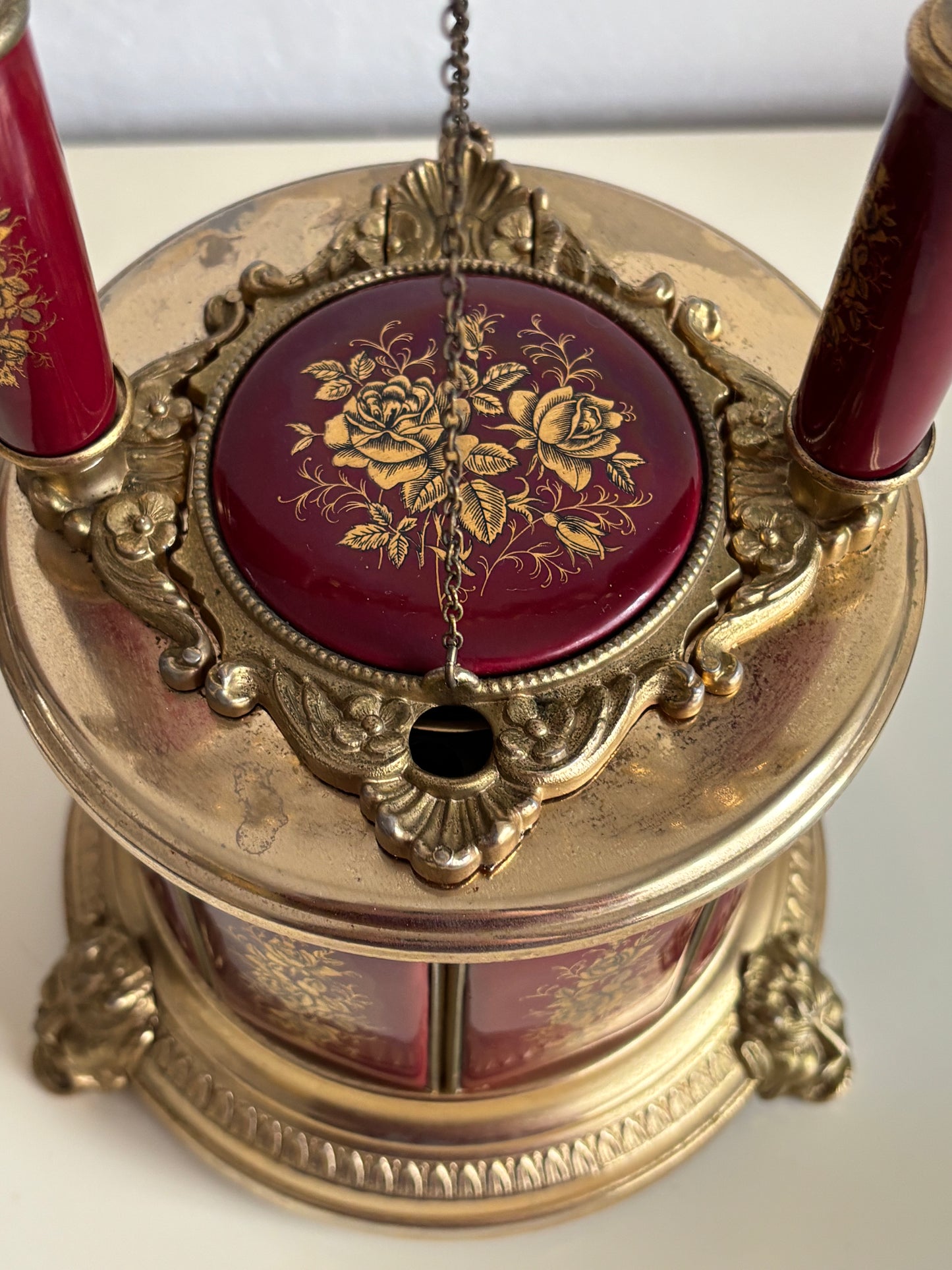 Brunnenförmiger Zigarettenspender mit funktionierender Spieluhr und Rotationsmechanismus