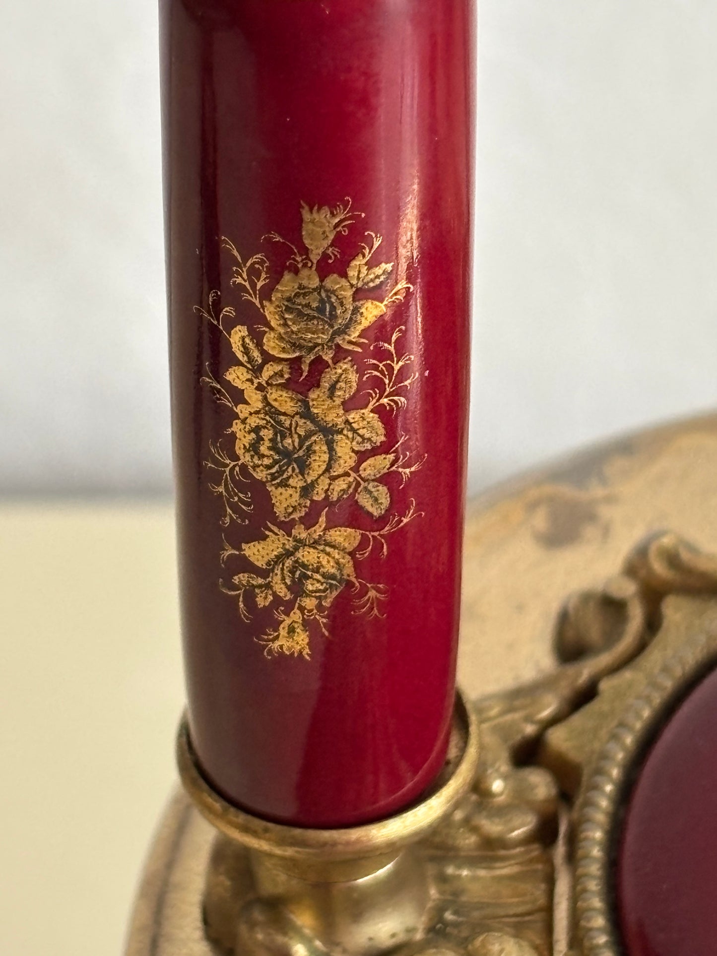 Brunnenförmiger Zigarettenspender mit funktionierender Spieluhr und Rotationsmechanismus