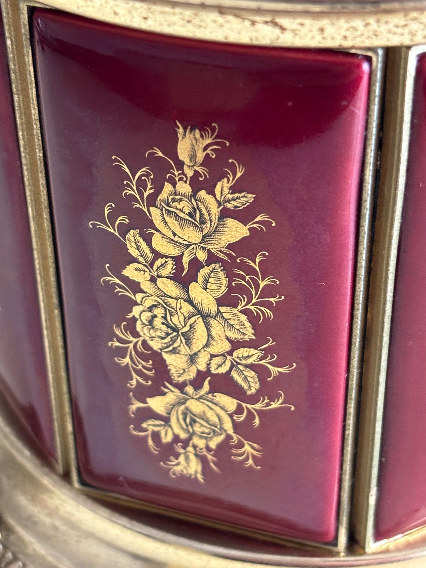 Brunnenförmiger Zigarettenspender mit funktionierender Spieluhr und Rotationsmechanismus