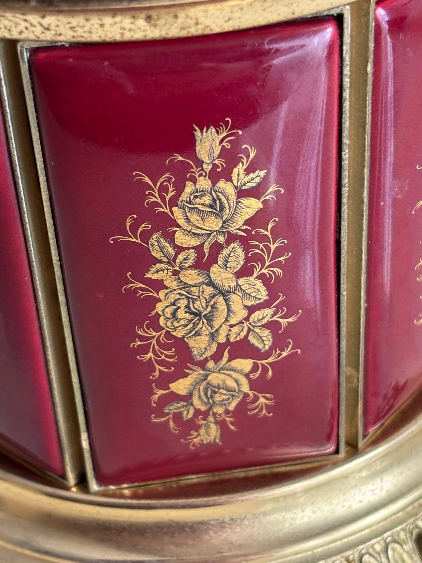 Brunnenförmiger Zigarettenspender mit funktionierender Spieluhr und Rotationsmechanismus