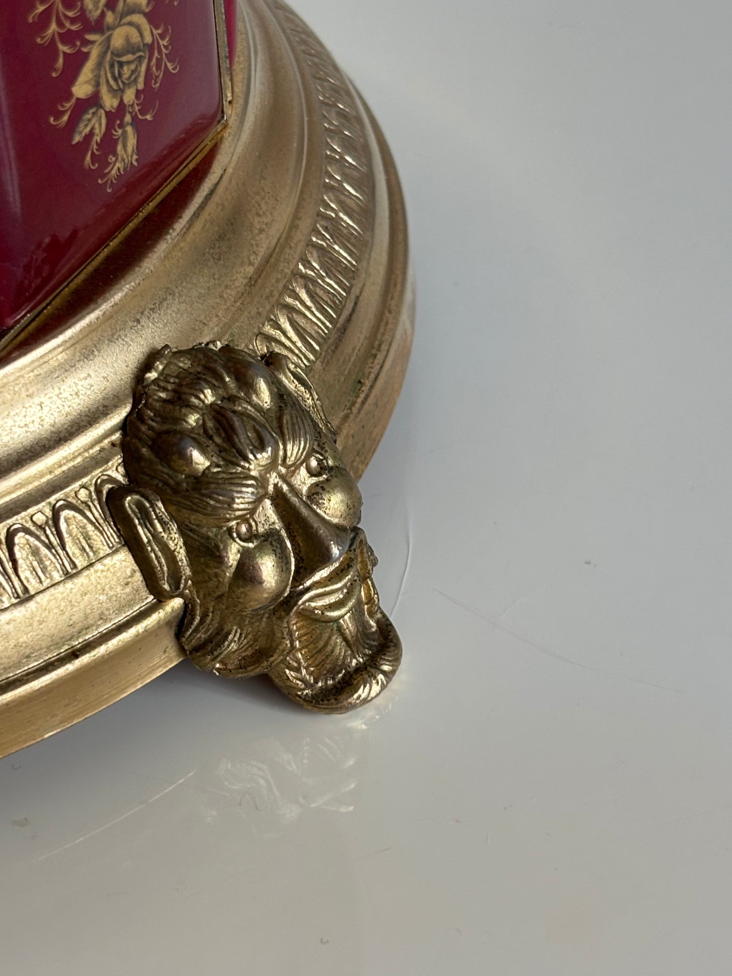 Brunnenförmiger Zigarettenspender mit funktionierender Spieluhr und Rotationsmechanismus