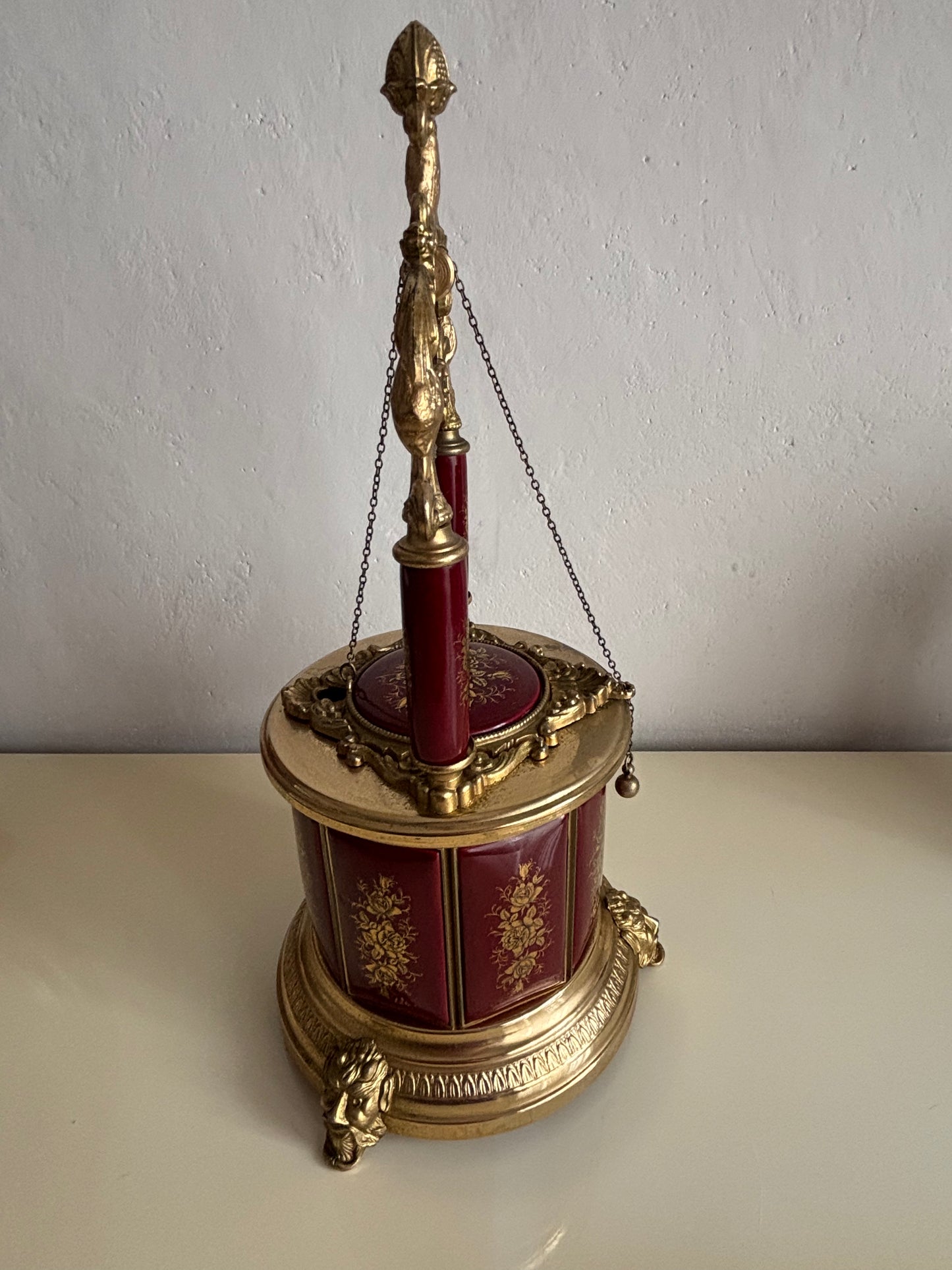 Brunnenförmiger Zigarettenspender mit funktionierender Spieluhr und Rotationsmechanismus