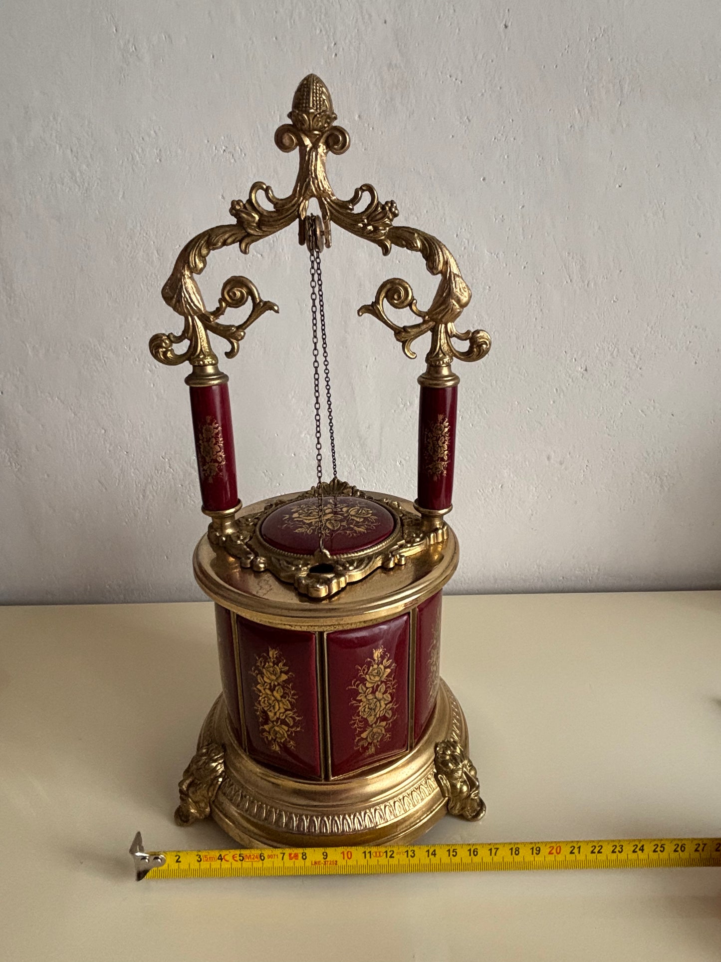 Brunnenförmiger Zigarettenspender mit funktionierender Spieluhr und Rotationsmechanismus