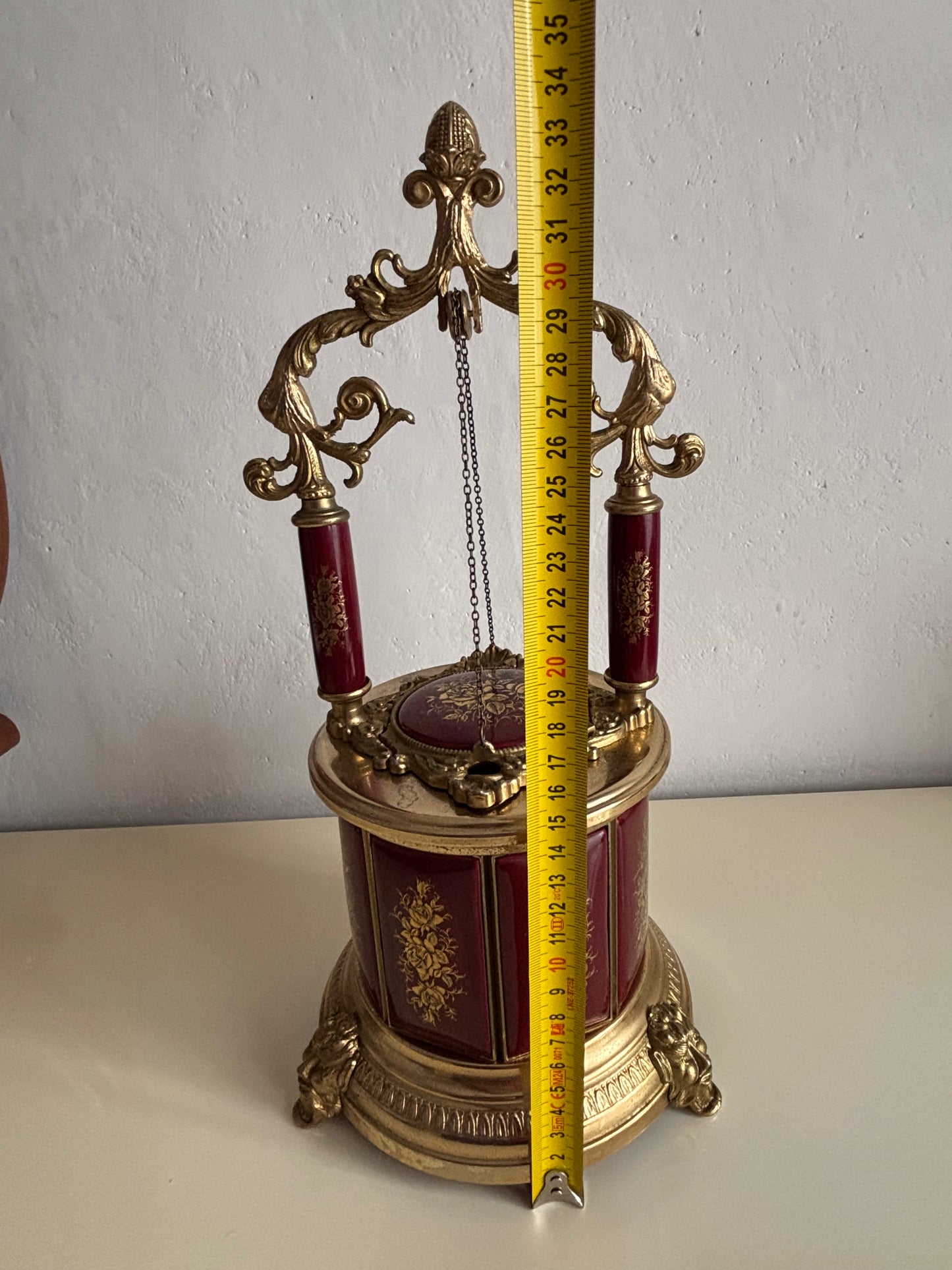 Brunnenförmiger Zigarettenspender mit funktionierender Spieluhr und Rotationsmechanismus