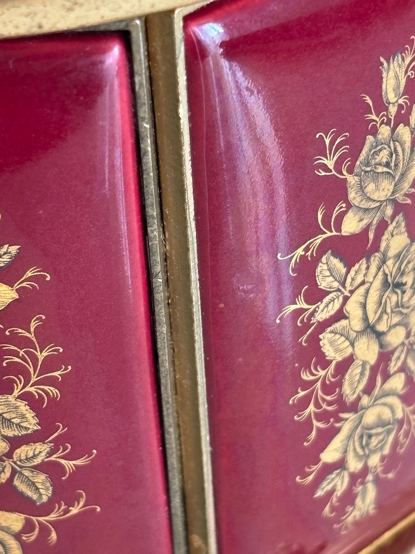 Brunnenförmiger Zigarettenspender mit funktionierender Spieluhr und Rotationsmechanismus