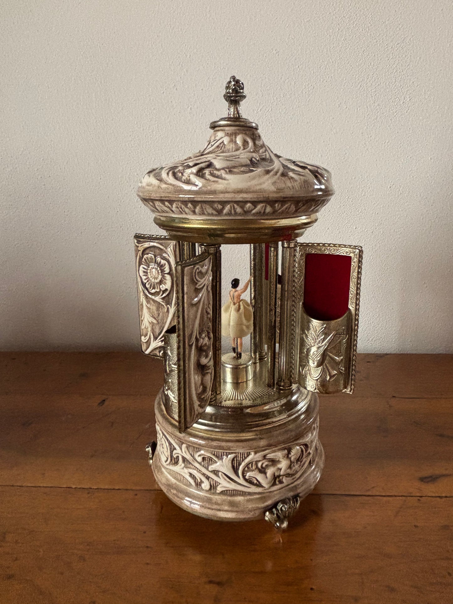 Porta sigarette vintage con carillon e ballerina – oggetto decorativo da collezione