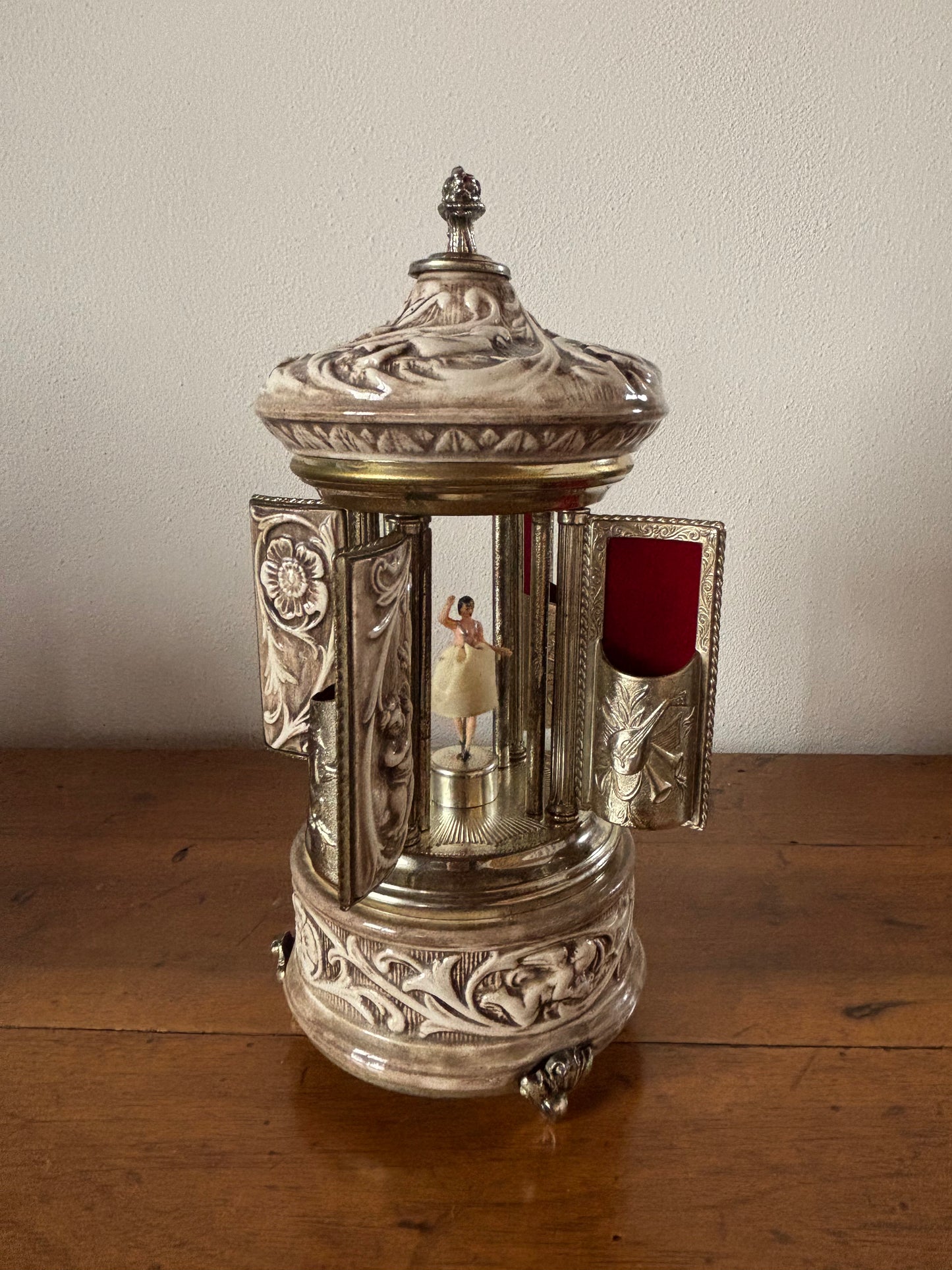 Porta sigarette vintage con carillon e ballerina – oggetto decorativo da collezione